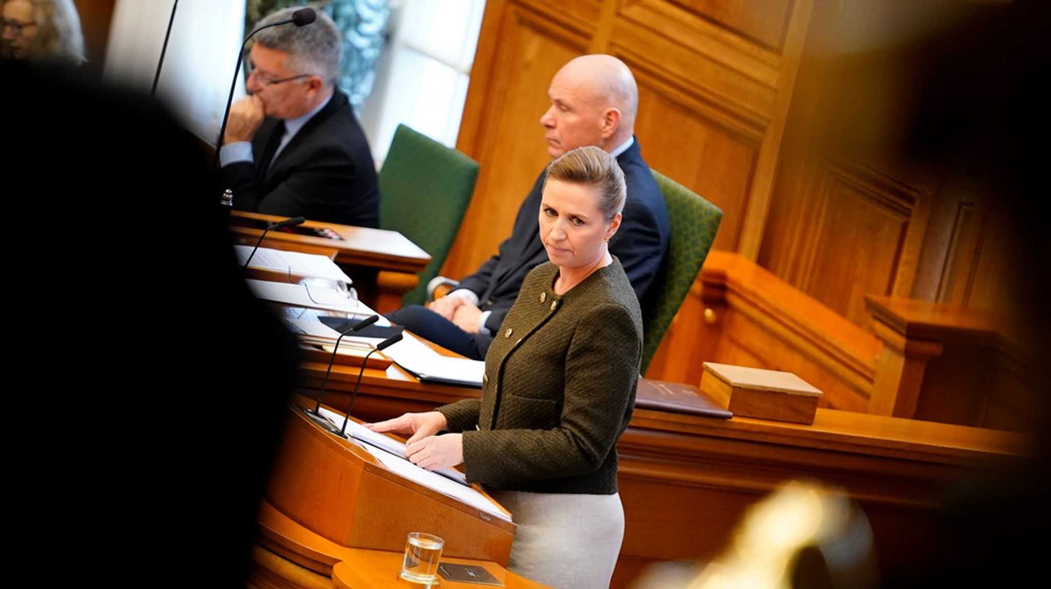 Befolkningen, som i overvældende flertal har kaldt forslagets begrundelse for&nbsp;bullshit, stilles til side, mens politikerne med samme hånd får udvidede rettigheder i form af flere penge, skriver&nbsp;Emil Samaras.