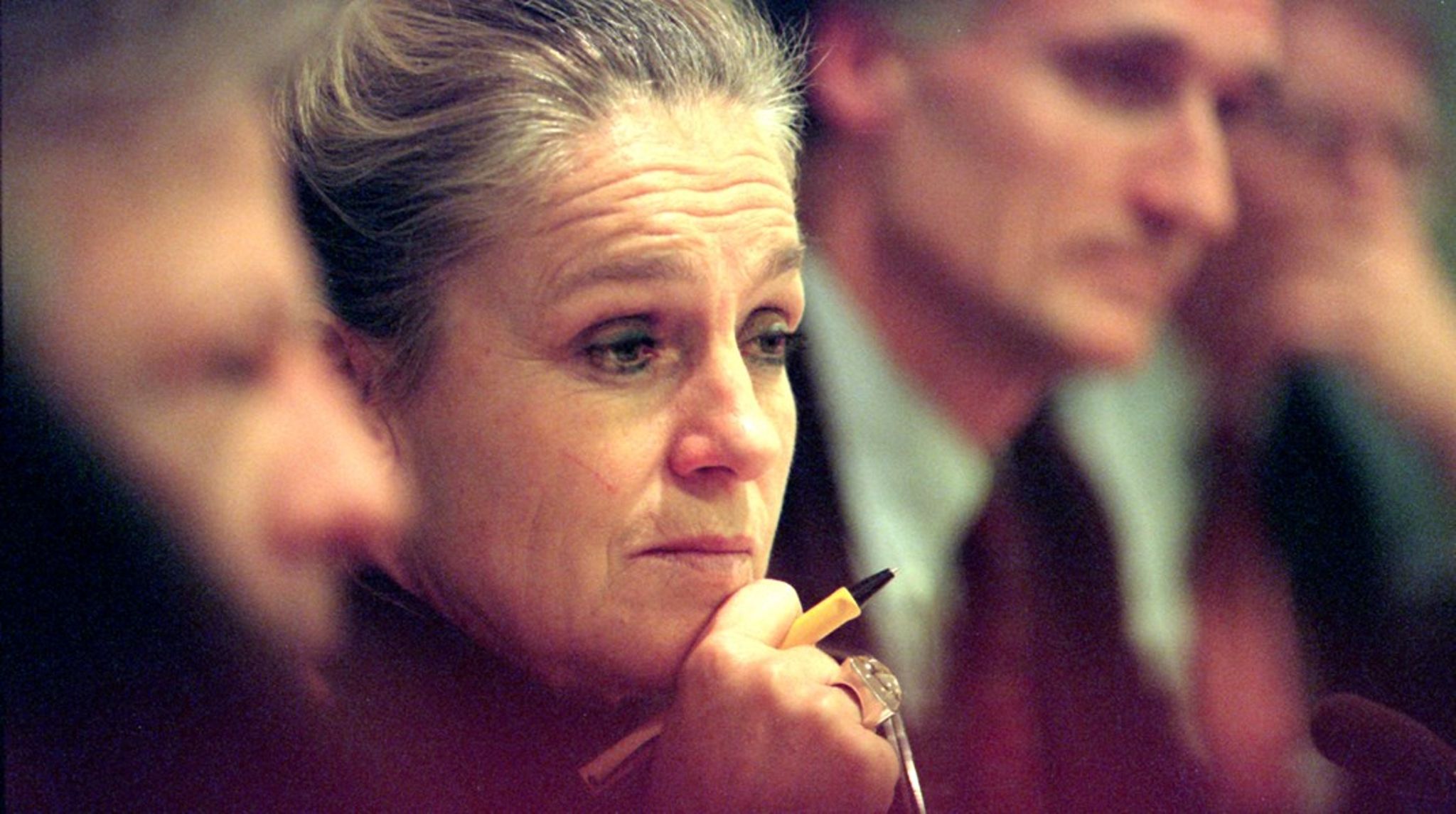 Ritt Bjerregaard var provokerende som undervisningsminister, men fik stor indflydelse med&nbsp;folkeskoleloven af 1975, skriver Bertel Haarder, der senere selv blev undervisningsminister. Her ses han i baggrunden ved siden af Ritt Bjerregaard.