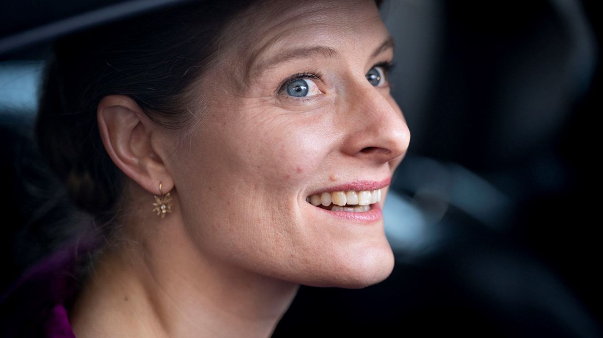 "Vi beder folk i arbejde
om at arbejde en dag mere. Personer, der modtager overførselsindkomst, bliver
ikke berørt på samme måde," lyder det i en skriftlig kommentar fra beskæftigelsesminister Ane Halsboe-Jørgensen (S).