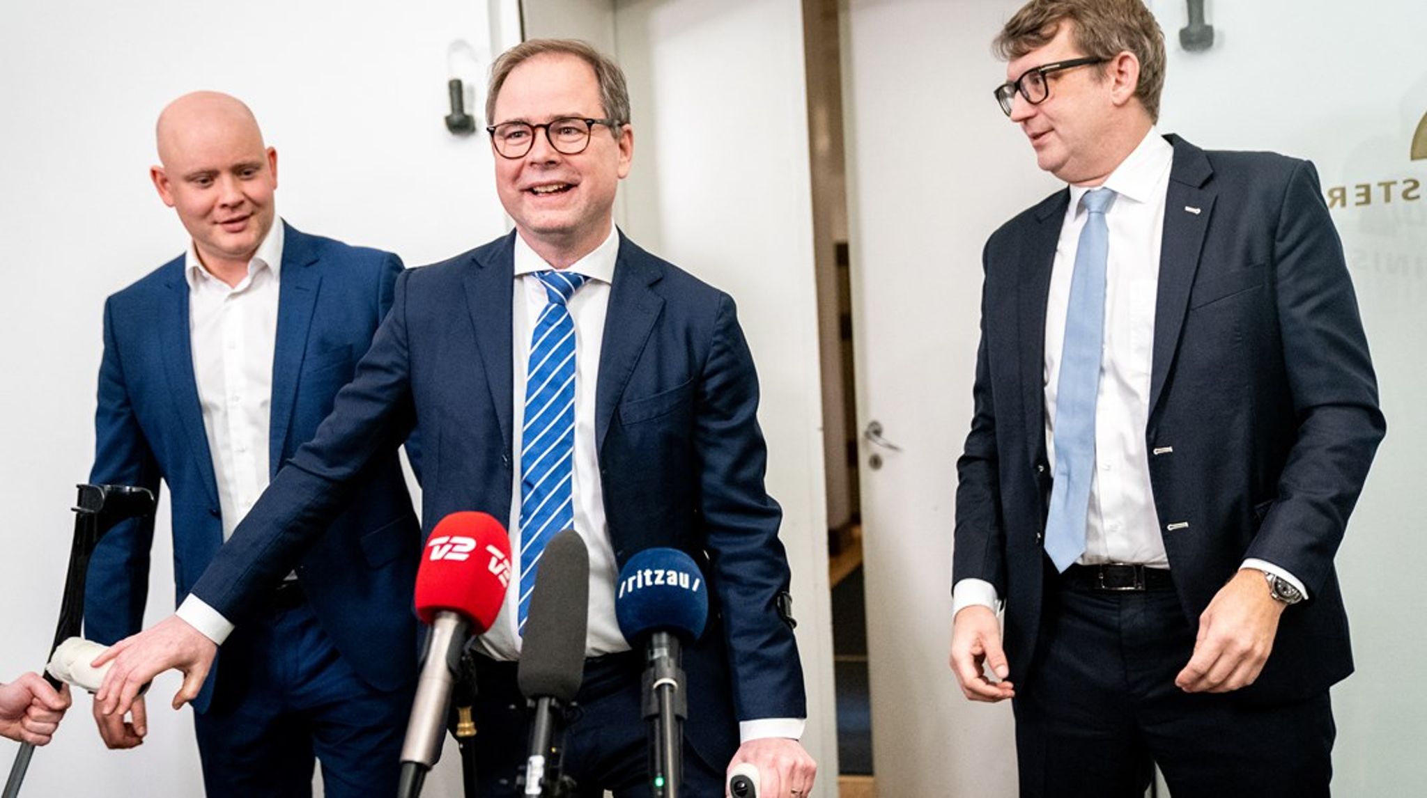 Fattige børnefamilier optager kviklån, dropper medicin og slukker for varmen, fortæller Mødrehjælpens direktør. Nicolai Wammen (S), Troels Lund Poulsen (V) og Jakob Engel-Schmidt (M) forhandler i øjeblikket om inflationshjælp i Finansministeriet.