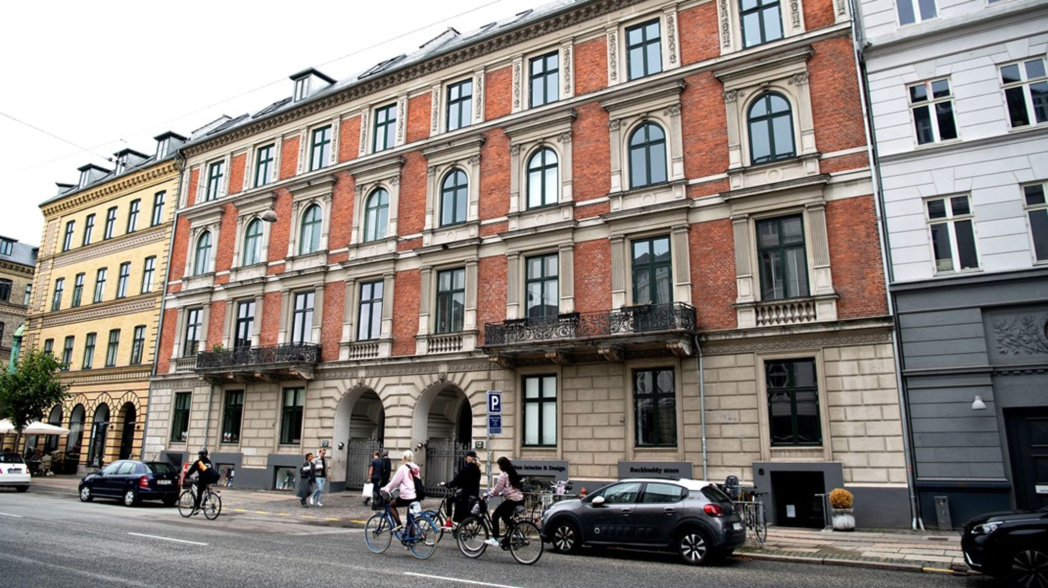 Når vi i de kommende år sandsynligvis skal flytte parkeringspladser på Frederiksberg Allé for at gøre plads til cykelsti, ville det være oplagt at tænke en fælles parkeringskælder med Vesterbrogade ind i den ligning, skriver Anders Storgaard (K).