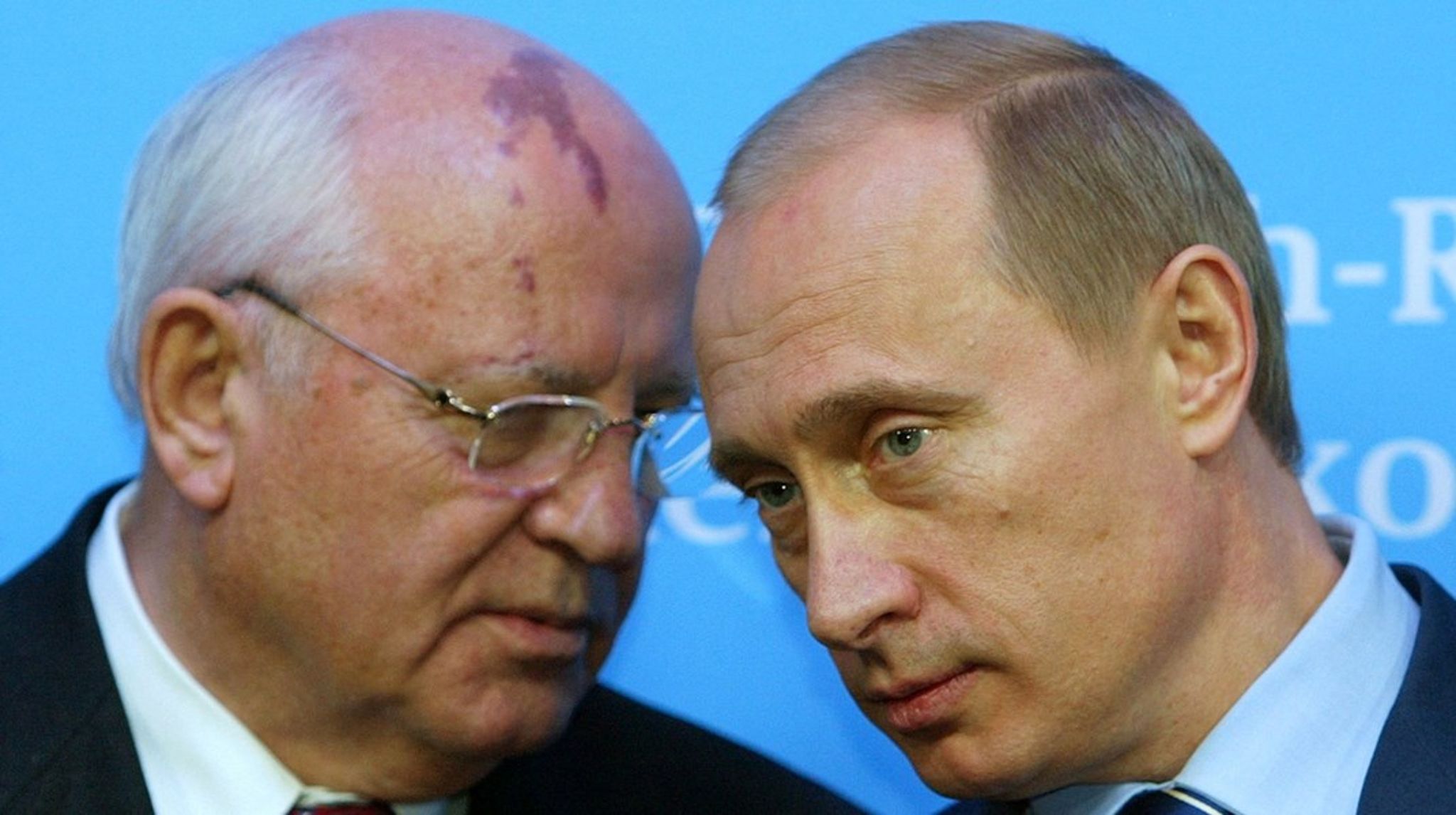 Sovjetunionens sidste præsident Mikhail Gorbatjov (t.v.) og Ruslands nuværende præsident Vladimir Putin (t.h.) ved en pressekonference i 2004.