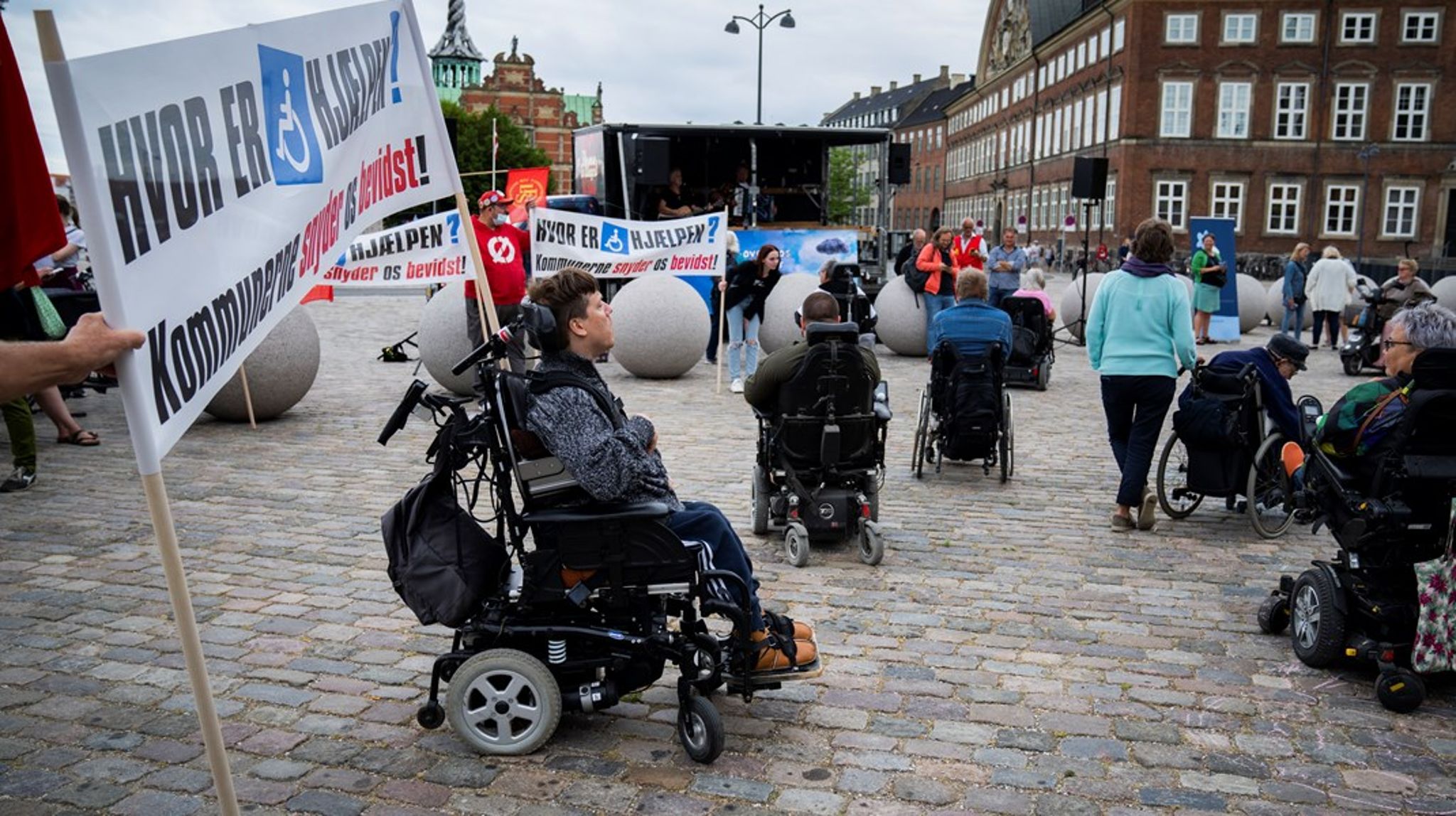 Der er stadig mange mennesker, der ikke bydes indenfor i vores arbejdsfællesskaber. Det drejer sig eksempelvis&nbsp;om handicappede, seniorer, om de cirka 50.000 unge, der ikke er i uddannelse eller job, om mennesker med navne, der klinger udenlandsk, og om LGBT+-personer, skriver Mikkel Andersen.<br>