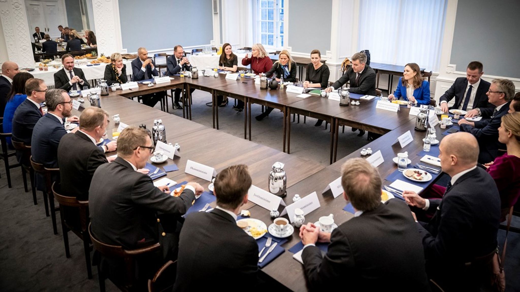 SVM-regeringen består af i alt 23 ministre. 11 er socialdemokratiske ministre, syv er fra Venstre og Moderaternes har fået fem pladser på ministerholdet.