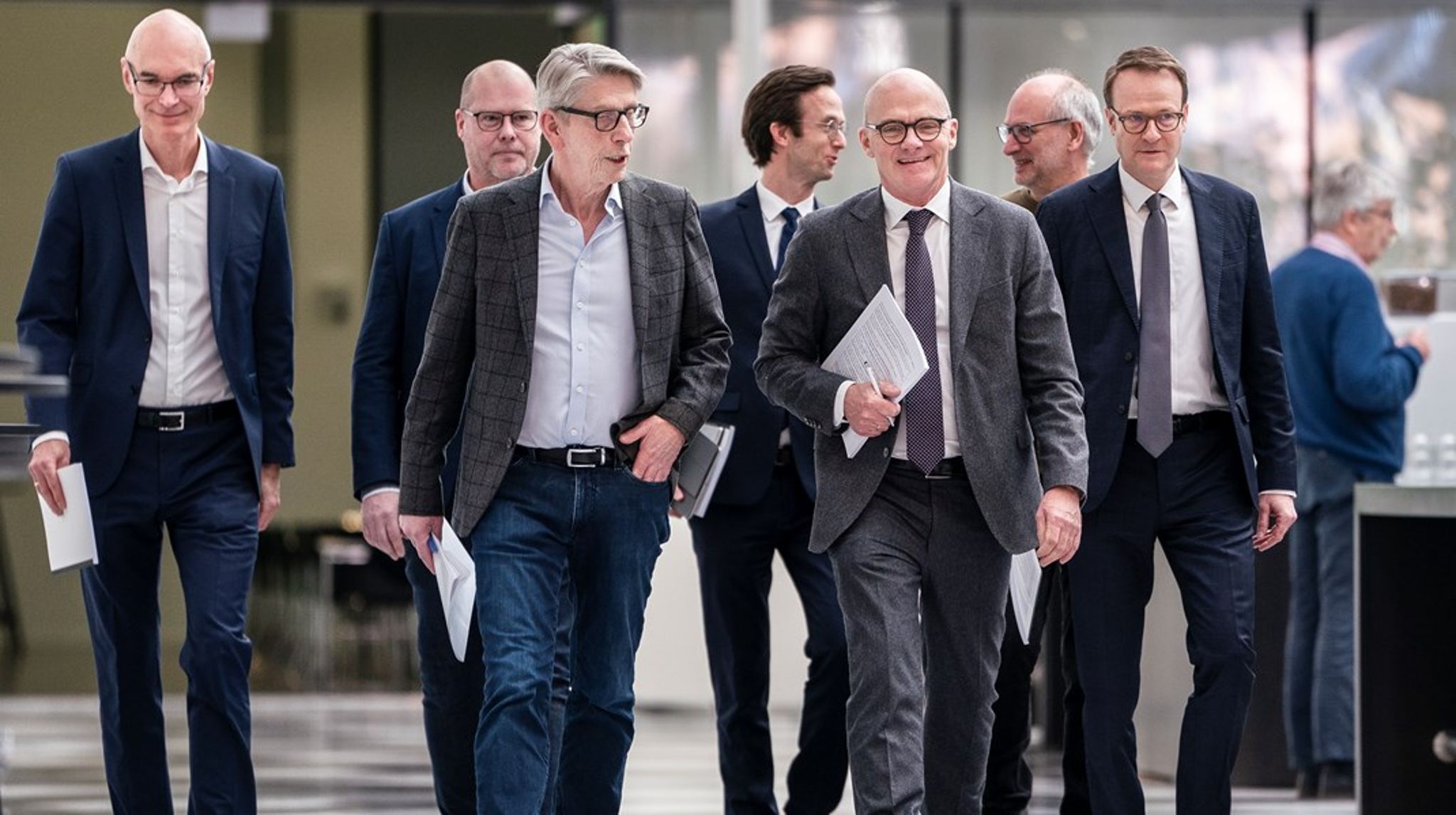 Christoffer Thomas Skov, Lars William Wesch, Niels Grøn og Kim Graugaard fra Dansk Industri og Jan Villadsen, Karsten Kristensen og Flemming Overgaard fra 3F Transport indgik onsdag aften en toårig overenskomstaftale på transportområdet.<br><br>