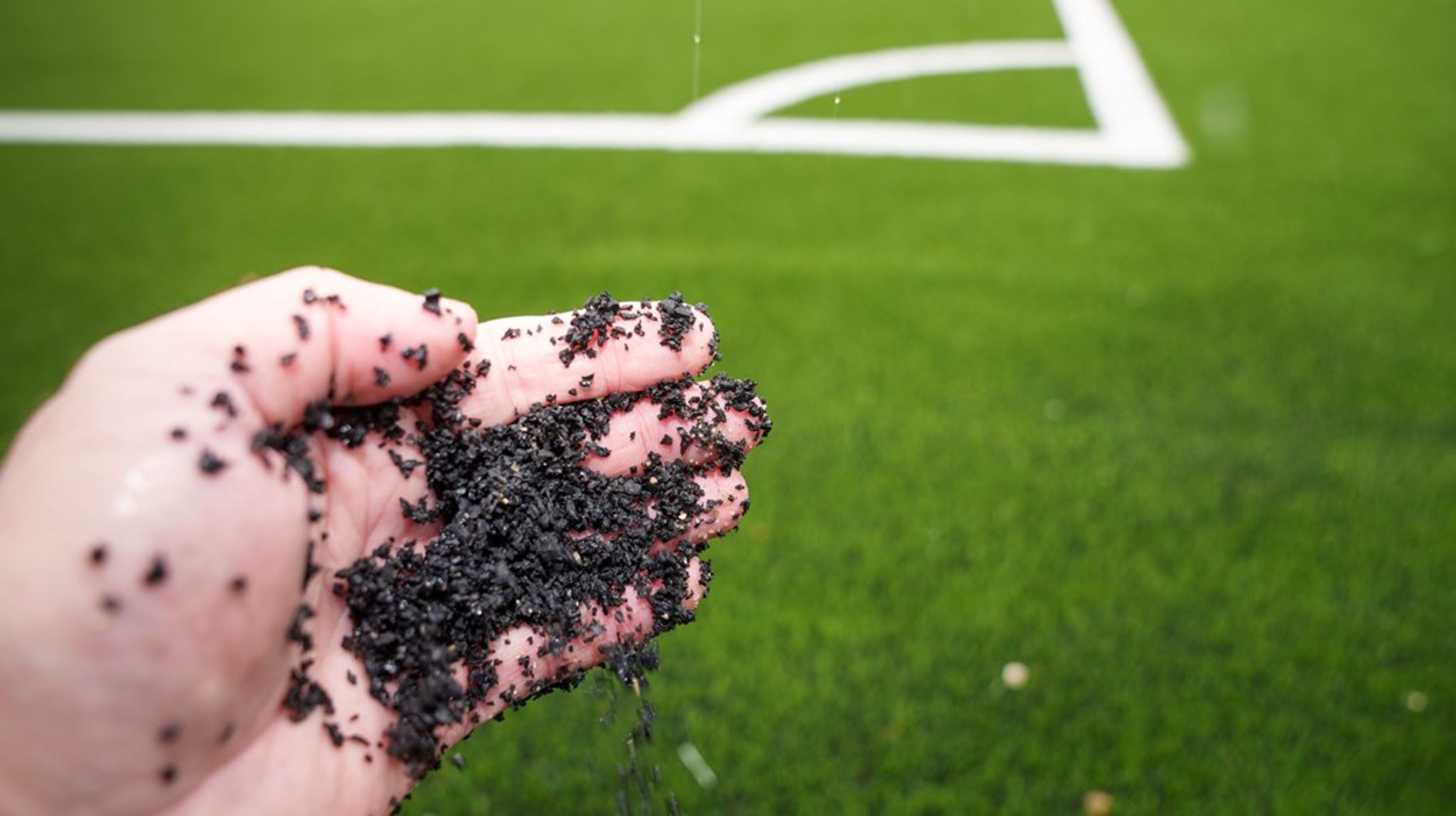 Hvert år forsvinder der 16.000 tons små plastikstykker fra europæiske kunstgræsbaner og ud i miljøet. Det vil EU-Kommissionen sætte en stopper for med et forbud mod bevidst tilsat&nbsp;mikroplast.&nbsp;
