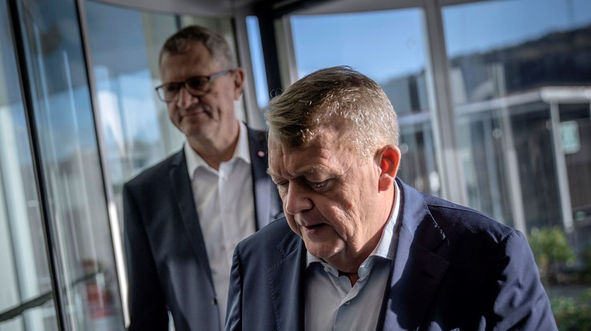 Formand for Moderaterne, Lars Løkke Rasmussen og gruppeformand Henrik Frandsen. Det kan udfordre regeringen, hvis den mister en mandat. Det vil kræve, at regeringen skal have alle dens mandater med hele tiden, siger politisk redaktør.
