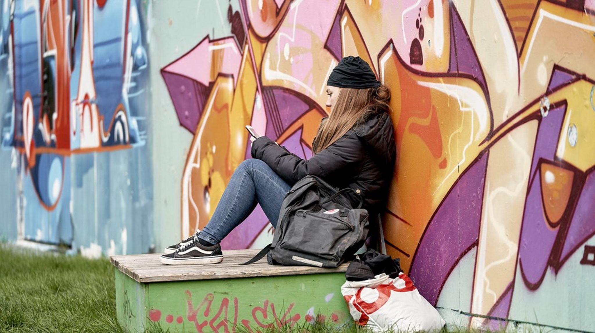 Fortællingen om Danmark som et velfærdssamfund, der primært er finansieret af skat og ens for alle, har længe været på vej ind i et nyt kapitel. Antallet af private børnehaver, plejehjem og skoler er steget eksplosivt siden 00'erne. Lokale kultur og fritidstilbud afhænger i vid udstrækning af frivillige, og nu inviteres også de private fonde med ind i velfærdssamfundets maskinrum.<br>Billedet er fra&nbsp;Realdanias indsats "Housing first", som er rettet mod de 6000 unge hjemløse i Danmark, og&nbsp;bygger på et princip om at tilbyde en fast bolig i et almindeligt byggeri i kombination med målrettet social bostøtte.&nbsp;<br>Modelfoto: Steffen Stamp