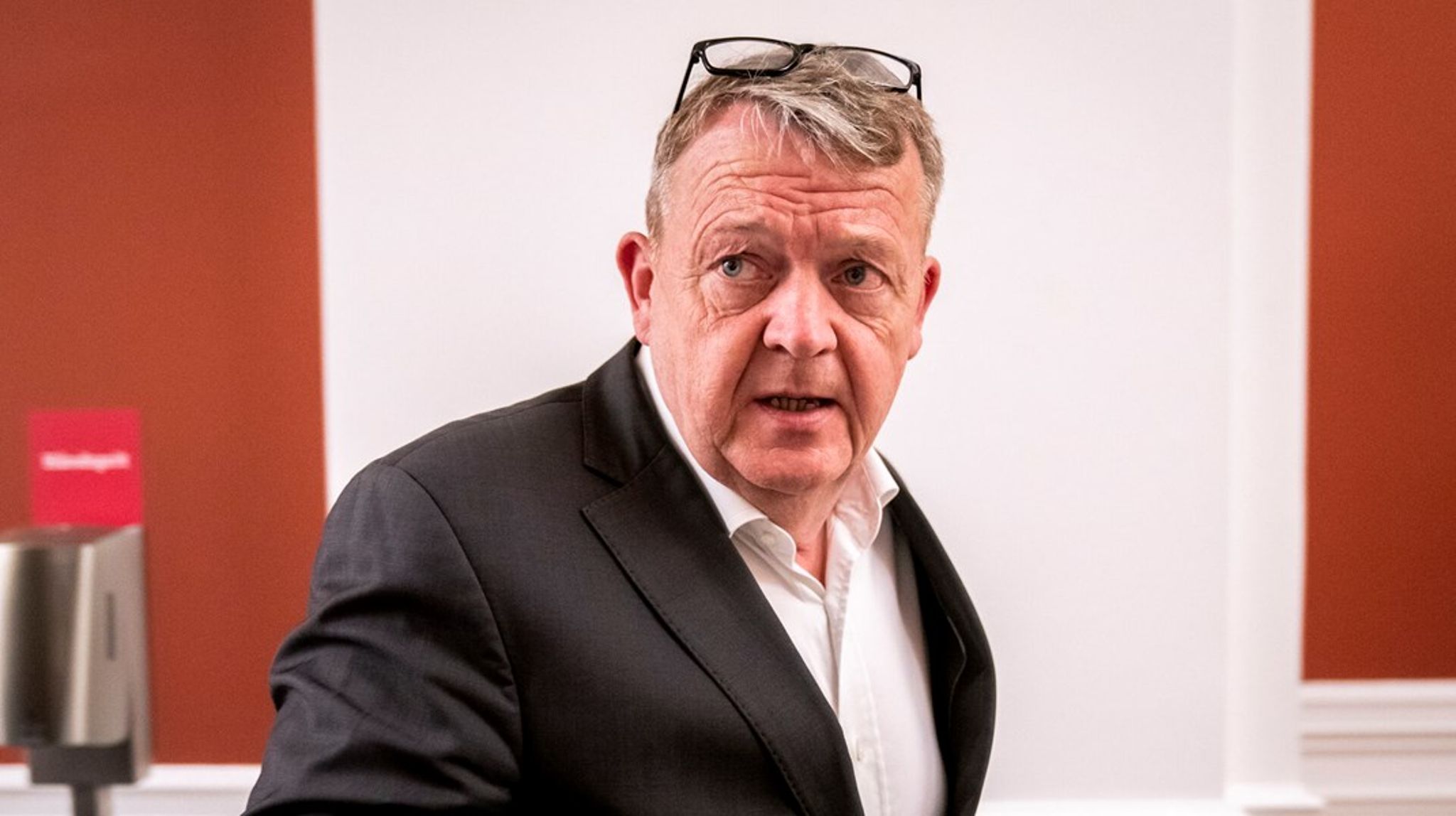 Udenrigsminister Lars Løkke Rasmussen (M) skal i løbet af ugen redegøre for, om&nbsp;regeringen har til hensigt at hjælpe børnene og deres mødre til Danmark.