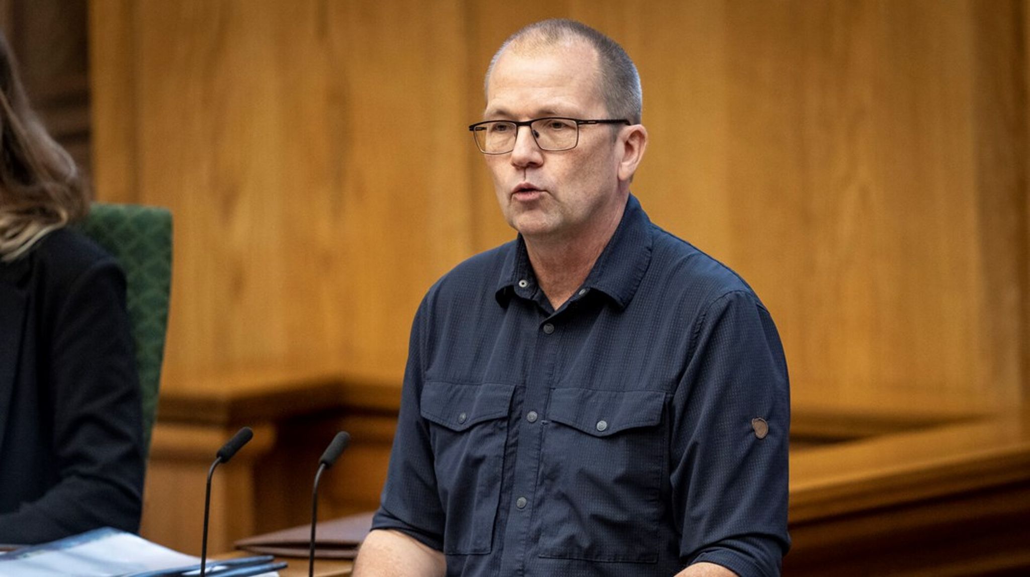 Enhedslistens psykiatriordfører, Peder Hvelplund, vil have regeringen til at svare på, hvordan de vil finde pengene til investeringerne i psykiatriplanen. Derfor kalder han sundhedsminister Sophie Løhde (V) i samråd.