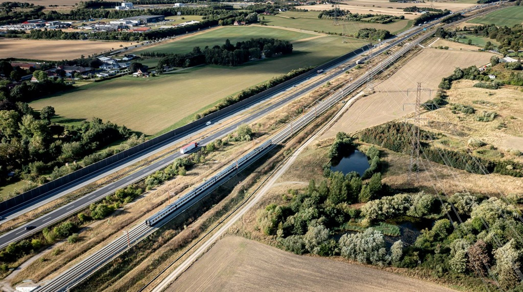 Det klassiske greb med at
forbedre udbuddet af transportinfrastruktur skal selvfølgelig indgå i en national mobilitetsplan. Det vil
sige, hvad findes der af veje, stier, havne, jernbaner og så videre, skriver Cowi. 