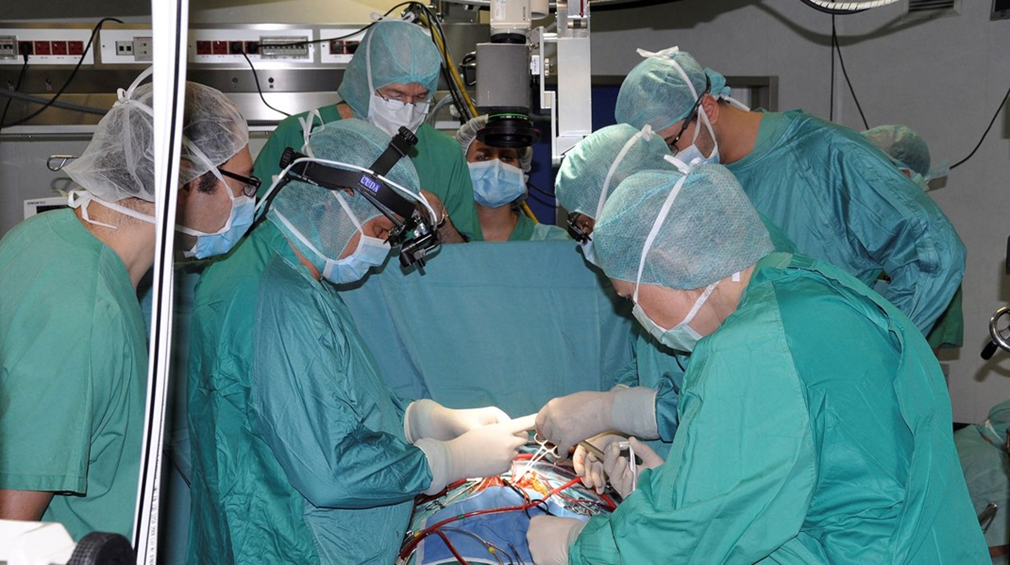 Hvert år dør danskere, mens de er på venteliste til et nyt organ. Derfor vil politikerne ændre reglerne for organdonation, men hvilken model der er den rigtige, er der ikke enighed om. Heller ikke Etisk Råd og Organdonation Ja Tak ser ens på modellerne.