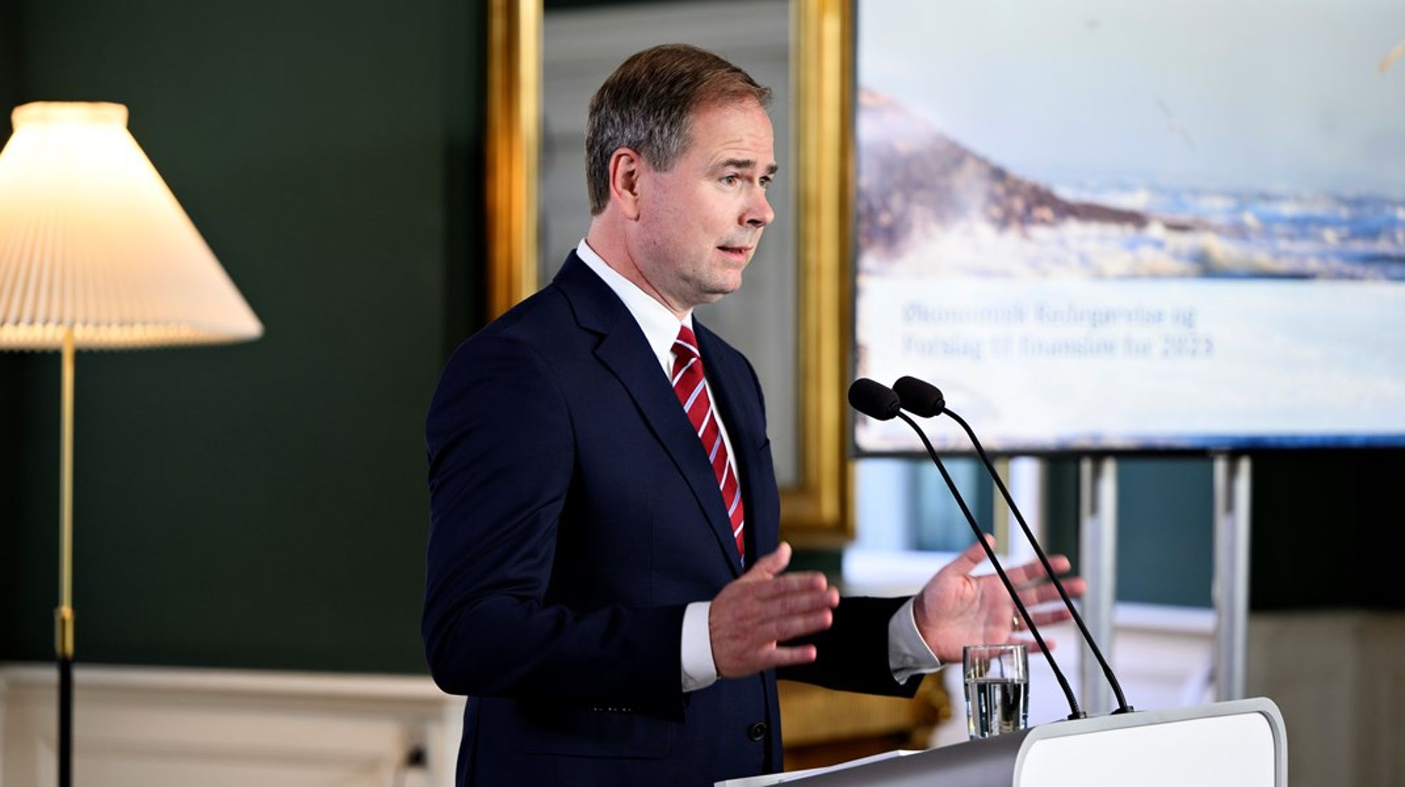 Da finansminister Nicolai Wammen (S) præsenterede regeringens finanslovsforslag, blev klima- og biodiversitetskriserne undladt. Det udsender en nedslående signalværdi, skriver Christian Bogh.<br>