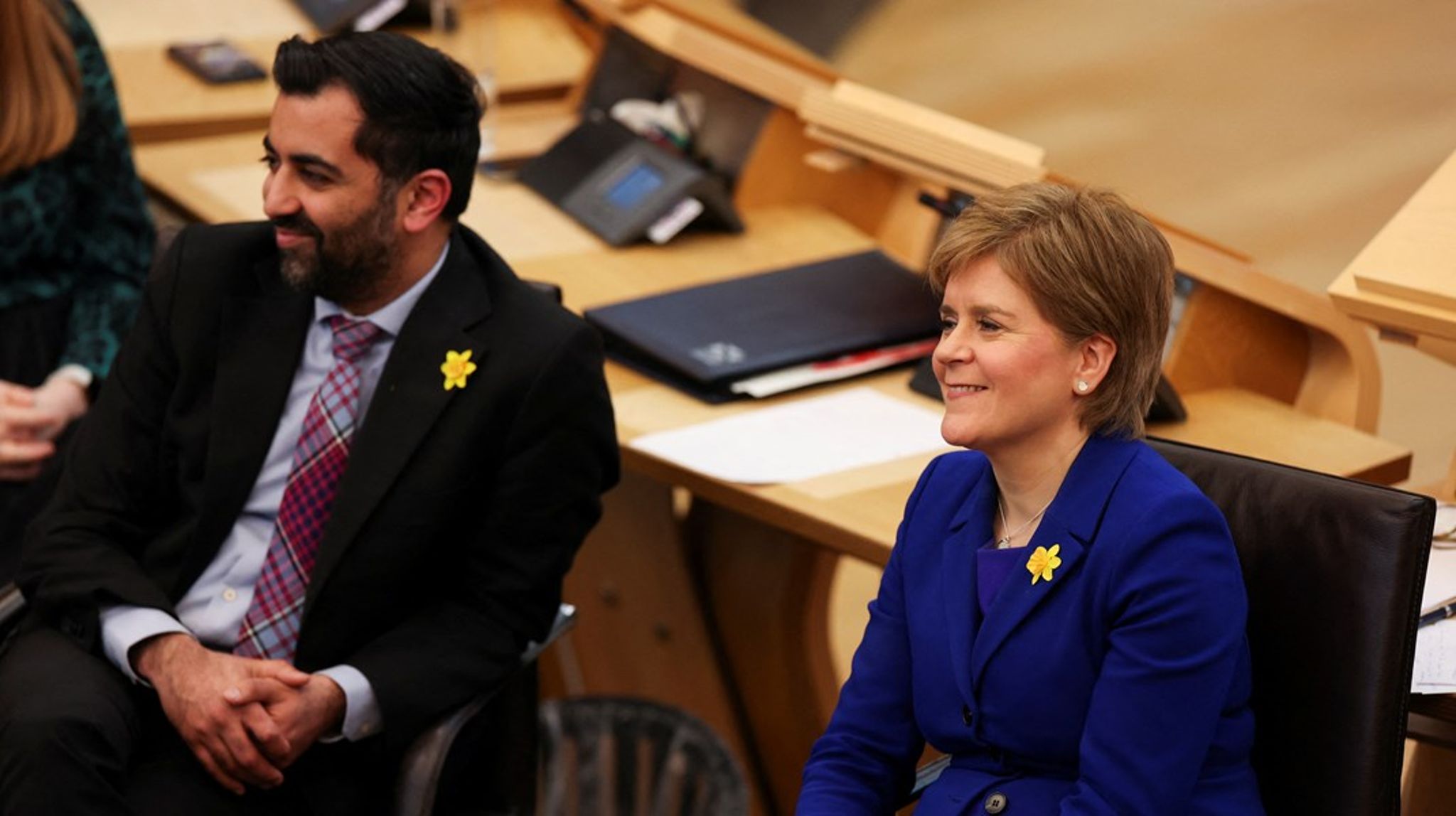 Hamza Yousaf (tv) afløser Nicola Sturgeon (th) på posten som leder af Scottish National Party. Han er nu kun en formalitetsafstemning i det skotske parlament fra at blive landets første muslimske førsteminister. 