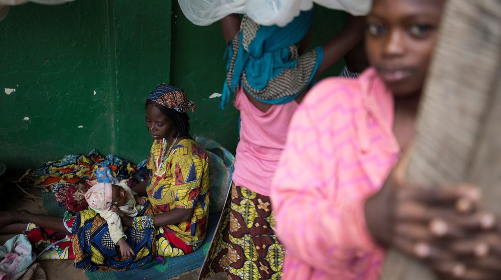 Ifølge nye tal fra Oxfam Ibis kan 42 procent
af verdens kvinder ikke deltage på arbejdsmarkedet, fordi de er
ansvarlige for alle omsorgsopgaver i hjemmet, skriver Lars Koch og Marie Gad.<br>