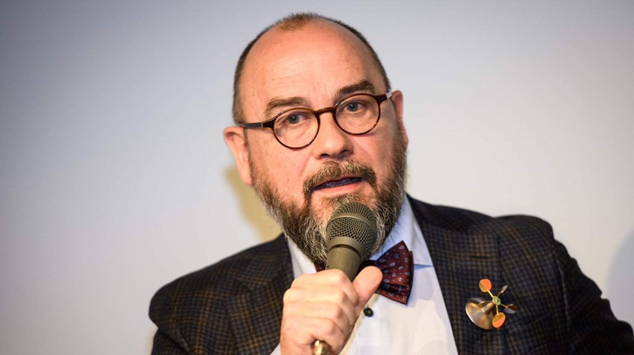 Michael Bojesen er ny vært på dk4. Han er blevet beskyldt for at have skabt et yderst seksualiseret miljø i sin tid som chefdirigent for DR's Pigekor.&nbsp;<br><br>
