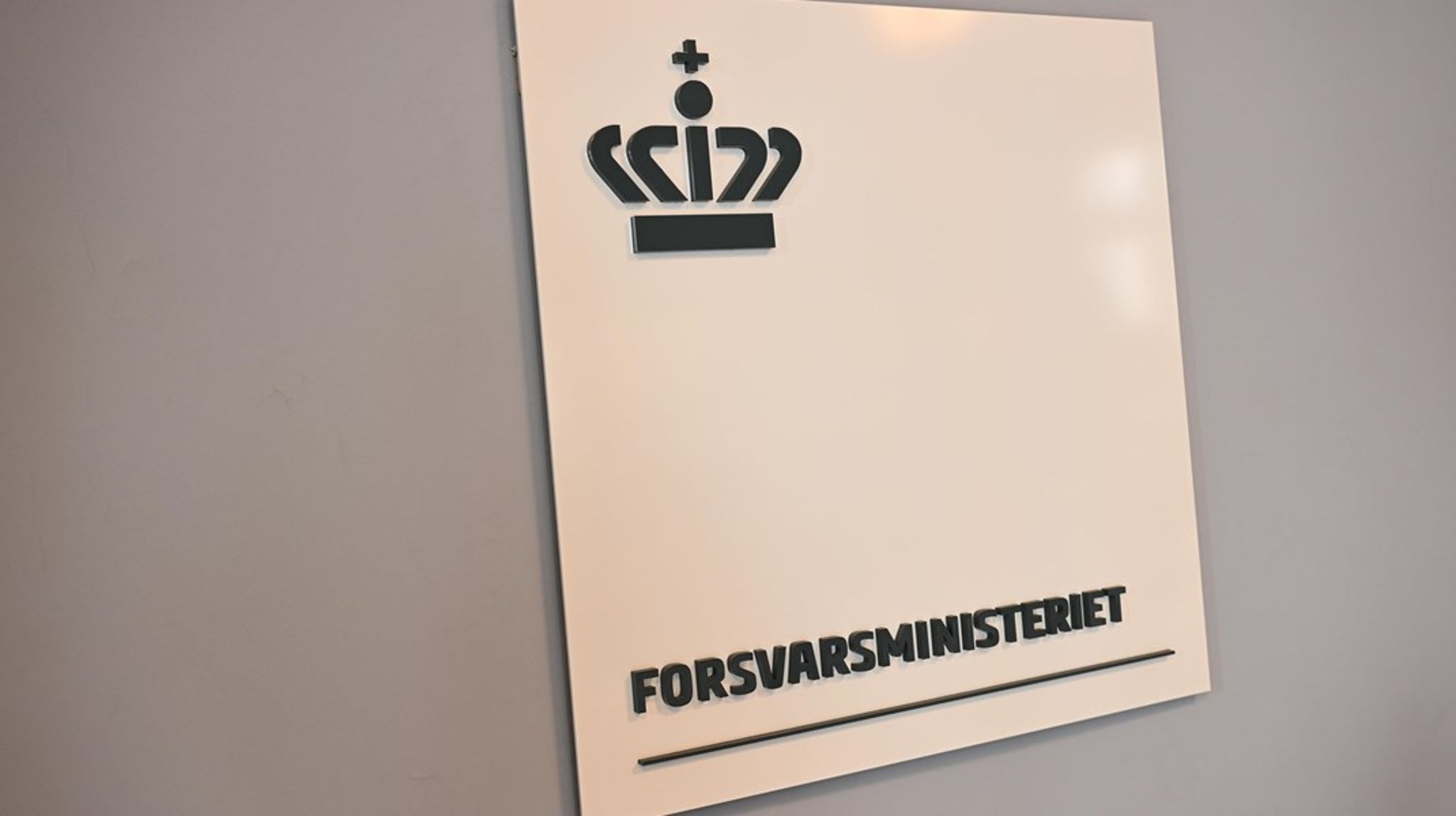 Forsvarsministeriet skal ud og rekruttere en ny ministersekretær. Det sker efter, at Frederikke Wind forlader posten og rykker til Ørsted som public affairs rådgiver. 