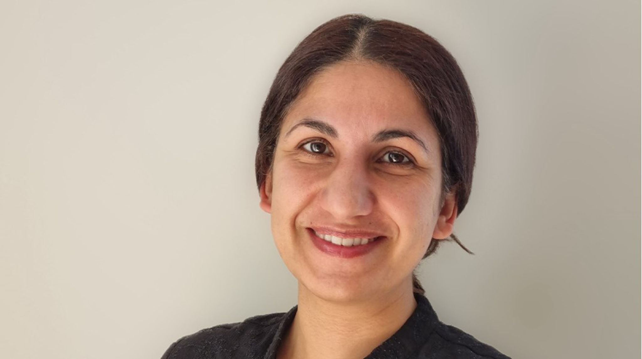 Lubna Kokholm uddannet læge fra Syddansk Universitet samt kandidat i erhvervsøkonomi fra Aarhus. 