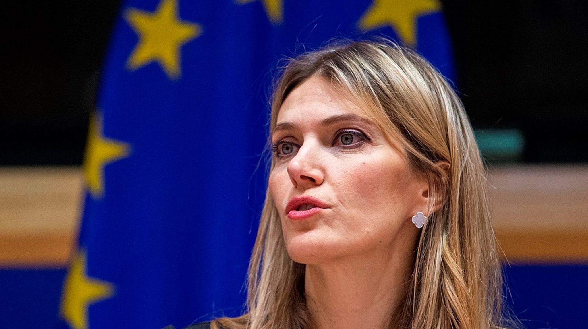 Græske Eva Kaili, der er under anklage for korruption i den såkaldte Qatargate, flyttes fra sin celle i Bruxelles til husarrest i stedet.&nbsp;