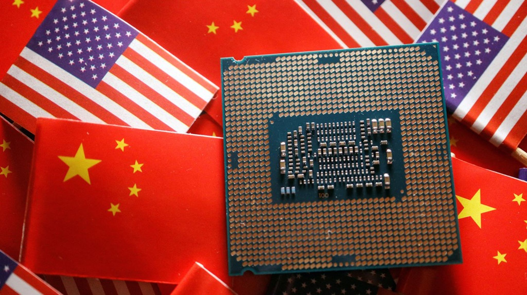 Sidste år besluttede USA en hjælpepakke på flere hundrede milliarder til at udvikle og producere mikrochips i et forsøg på at gøre op med den asiatiske dominans på markedet. Også EU vil nu øge sin produktion af mikrochips.&nbsp;