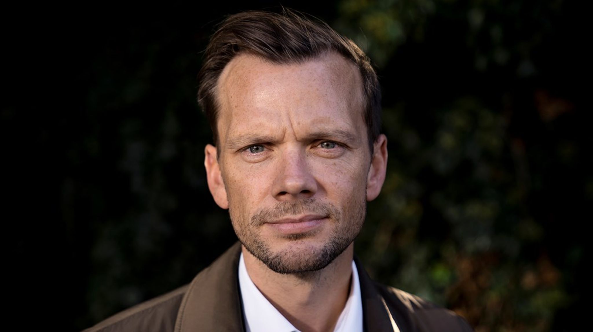 Justitsminister Peter Hummelgaards anklage mod BT går på, at det er
uetisk at overvåge politikere, og at en politiker bør kunne leve et normalt liv uden at
kigge sig over skulderen, skriver Morten Reimar. 