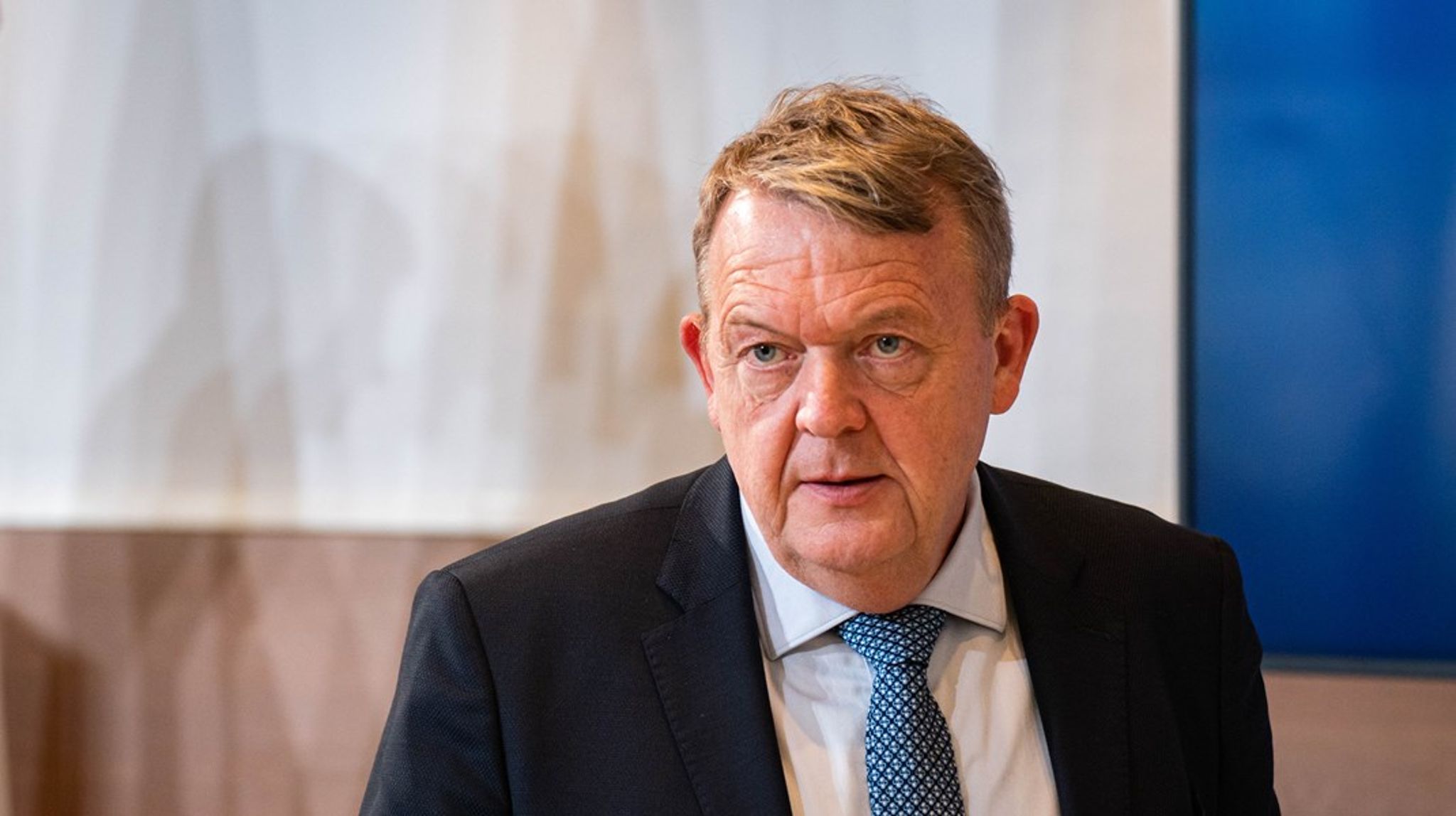 Udenrigsminister Lars Løkke Rasmussen skal balancere mange forskellige
hensyn, når der skal forhandles en ny udenrigspolitisk strategi.
Strategien skal både have blik for Ukrainekrigen, forholdet til Kina og udviklingen
i det globale syd, skriver Mikkel Vedby Rasmussen.&nbsp;
