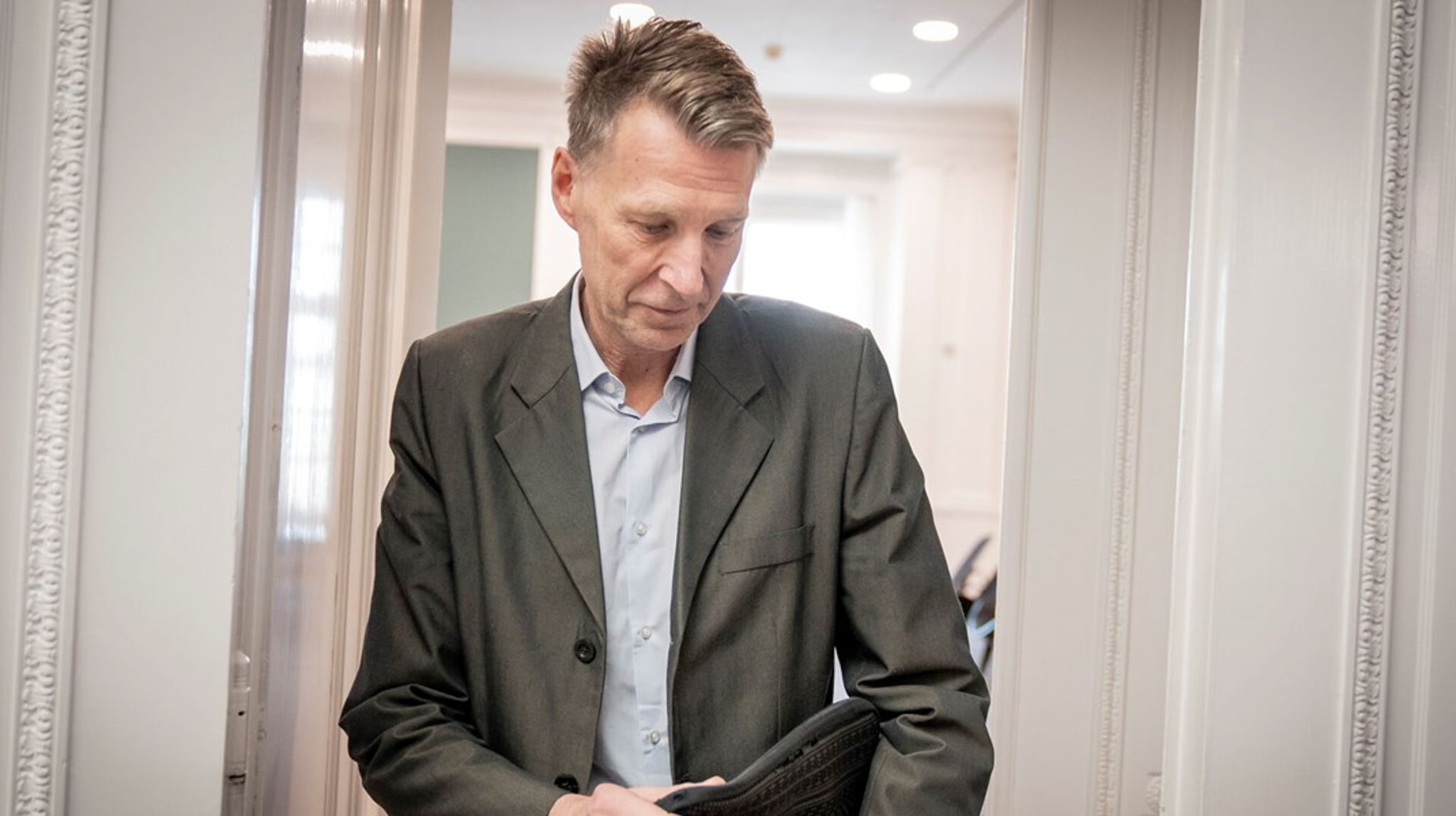 En sag om lumre beskeder til en ung partifælle er langtfra den første for Jon Stephensen. Alligevel konstaterer flere kloge hoveder på Christiansborg, at den kan blive langt mere alvorlig for ikke bare det nyvalgte folketingsmedlem, men også hans parti – og den samlede regering.