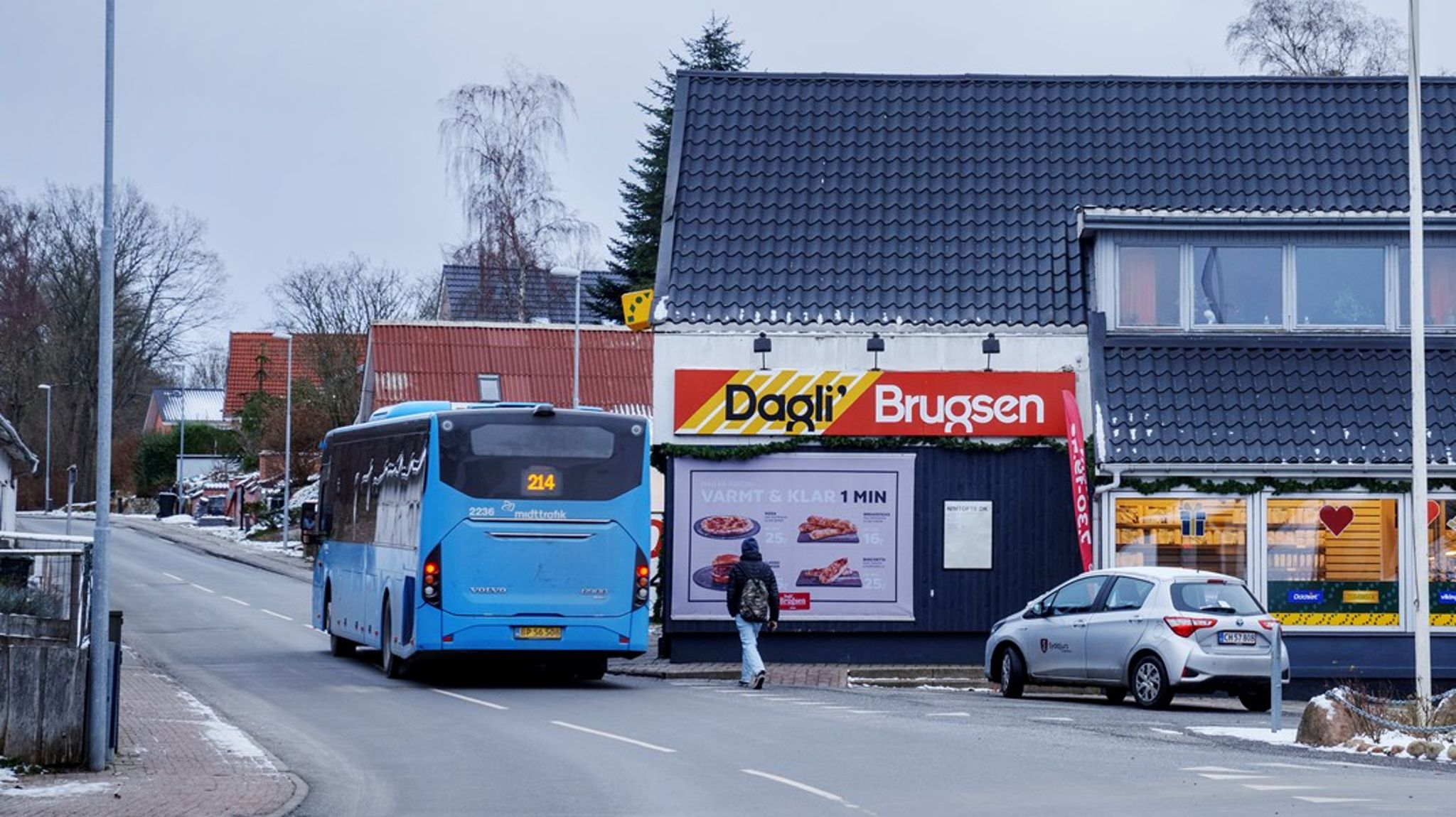 I landdistrikterne bliver der både længere mellem supermarkeder og busafgangene. I en nu afsluttet temadebat på Altinget By og Bolig blev der sat spotlight på, hvor langt vi skal gå for at redde livet på landet.&nbsp;
