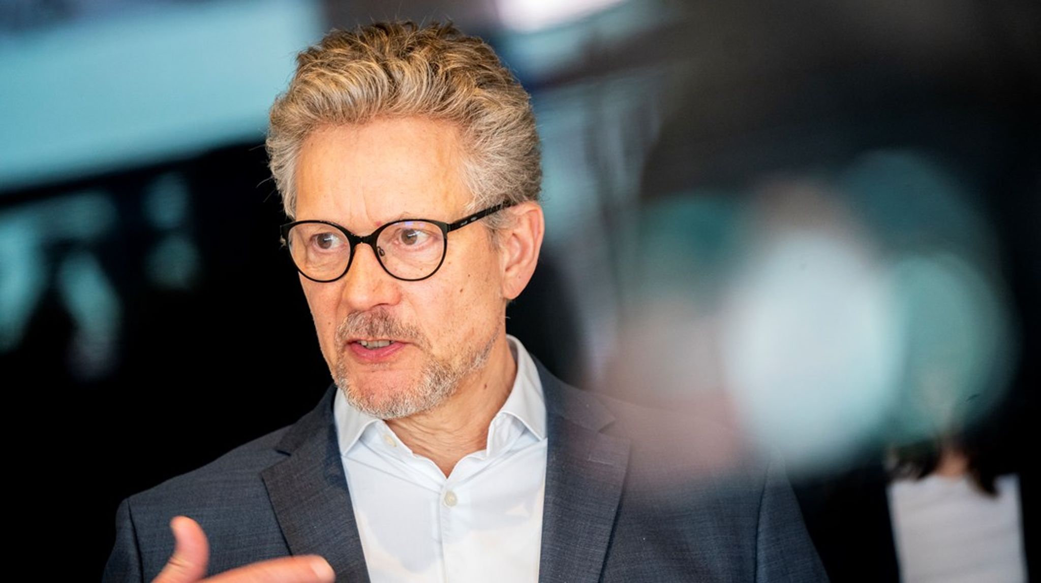 Vores klagesystem er
dysfunktionelt, og derfor bør vi - ligesom samtlige andre EU-lande - oprette en
forvaltningsdomstol, hvor offentlige instanser i sidste ende bliver dømt, hvis
man laver fejlagtige og ulovlige afgørelser, skriver Torsten Gejl, der er politisk ordfører for Alternativet.&nbsp;