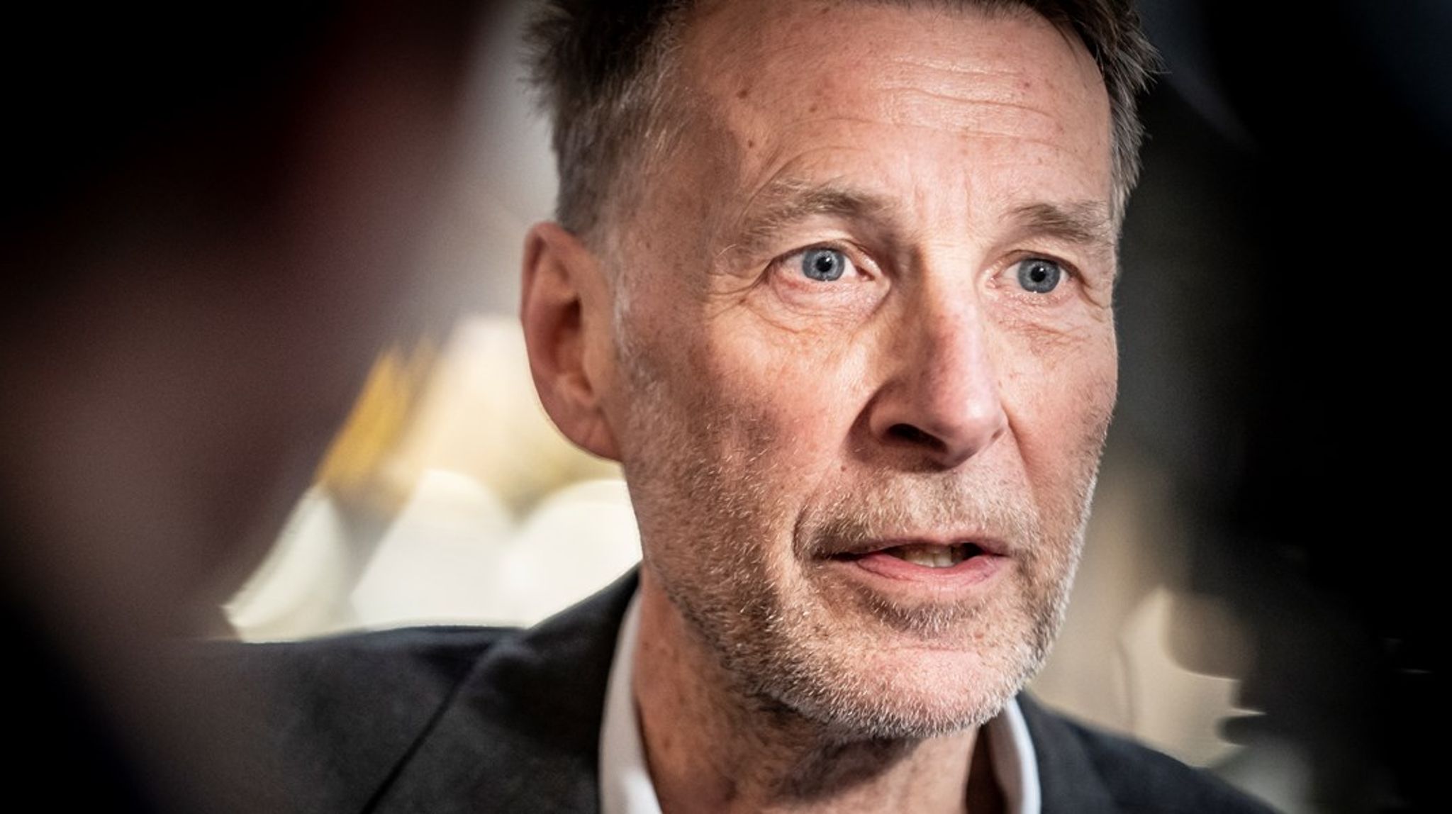Desværre for Moderaterne har de giftet sig så meget med Stephensen, at de ikke kan hælde ham ned ad brættet, skriver&nbsp;Morten Reimar.