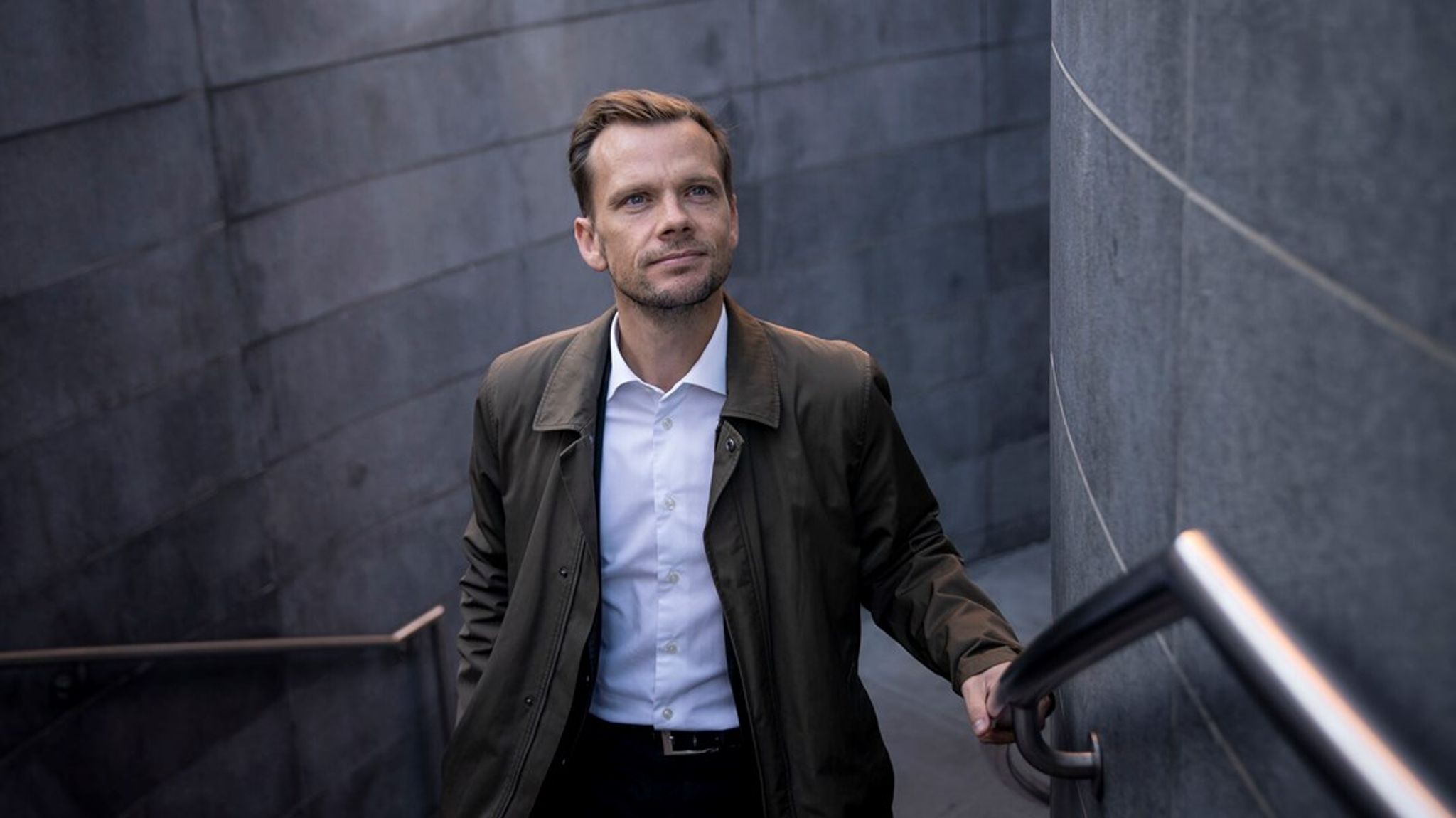 Peter Hummelgaard vil gøre op med rekruttering af unge til bandemiljøet. "Jeg bliver dybt deprimeret og dybt forfærdet, når jeg ser den idyllisering, der nogle steder bliver skabt af et liv i en bande," lyder det.