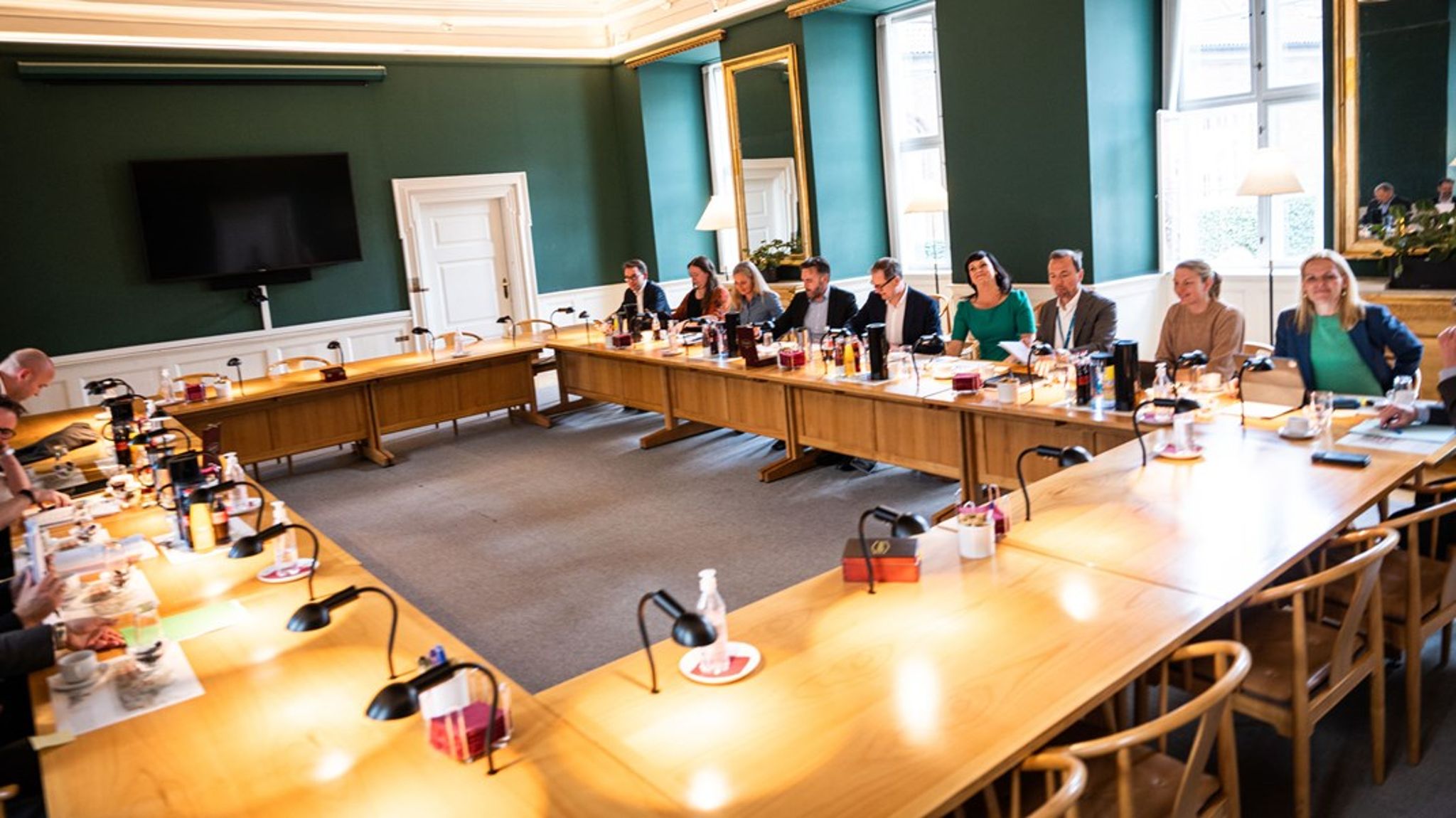 Finansminister Nicolai Wammen (S) er akkompagneret af sundheds- og indenrigsminister Sophie Løhde (V) og ældreminister Mette Kierkgaard (M) ved årets øknomiforhandlinger. De sidder over for KL-formand Martin Damm (V) og næstformand Jacob Bundsgaard (S).<br>