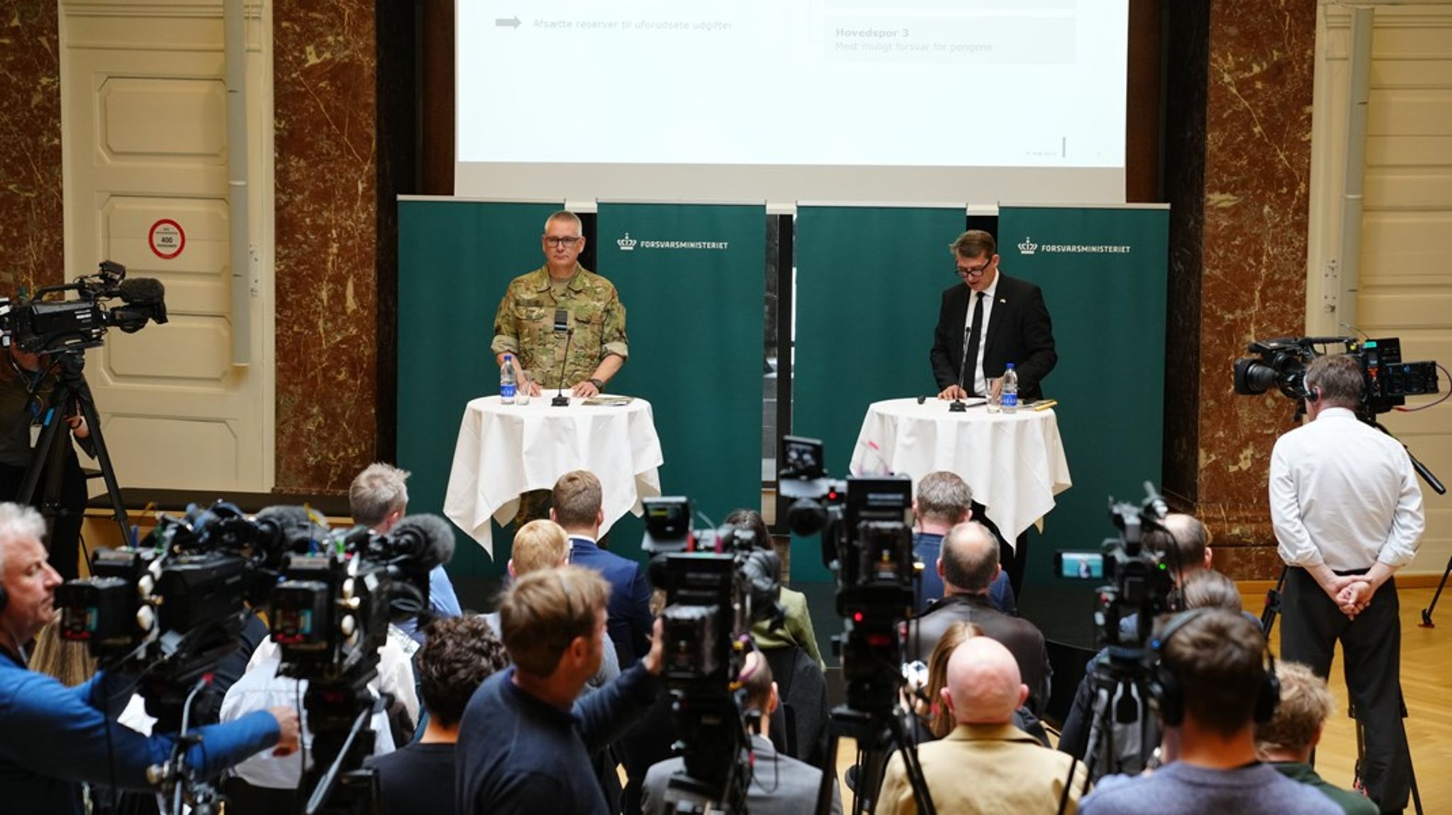 Det kommer til at koste mere og kræver mere at løse Forsvarets opgaver fremover, lyder det fra den fungerende forsvarsminister&nbsp;