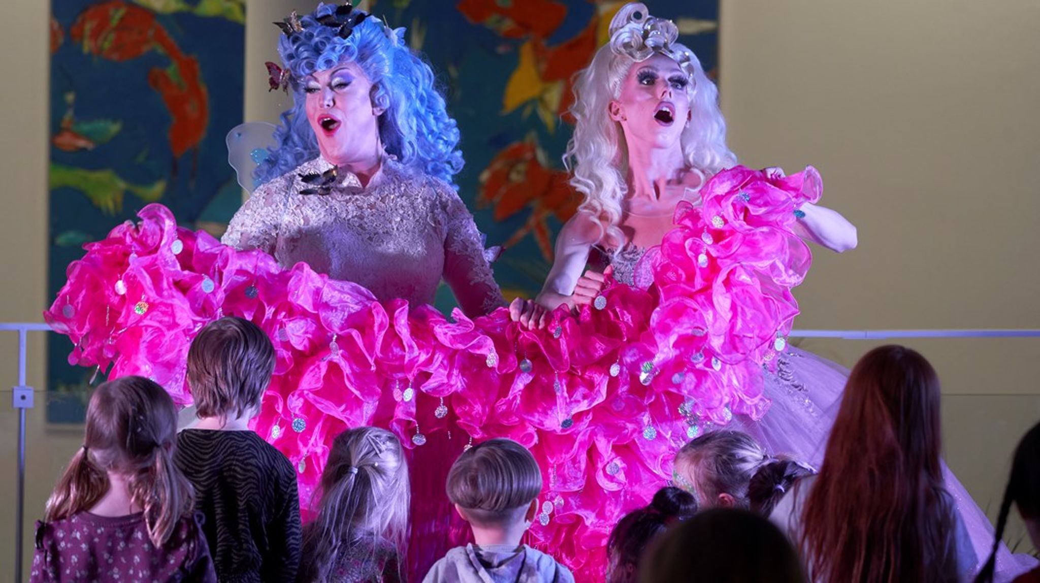 Da Frederiksberg bibliotek lagde rammer om et dragshow, afledte det så stærke reaktioner, at både demonstranter, moddemonstranter og folkevalgte politikere havde taget stilling ved eventet, skriver Charlotte Mølbæk (SF).