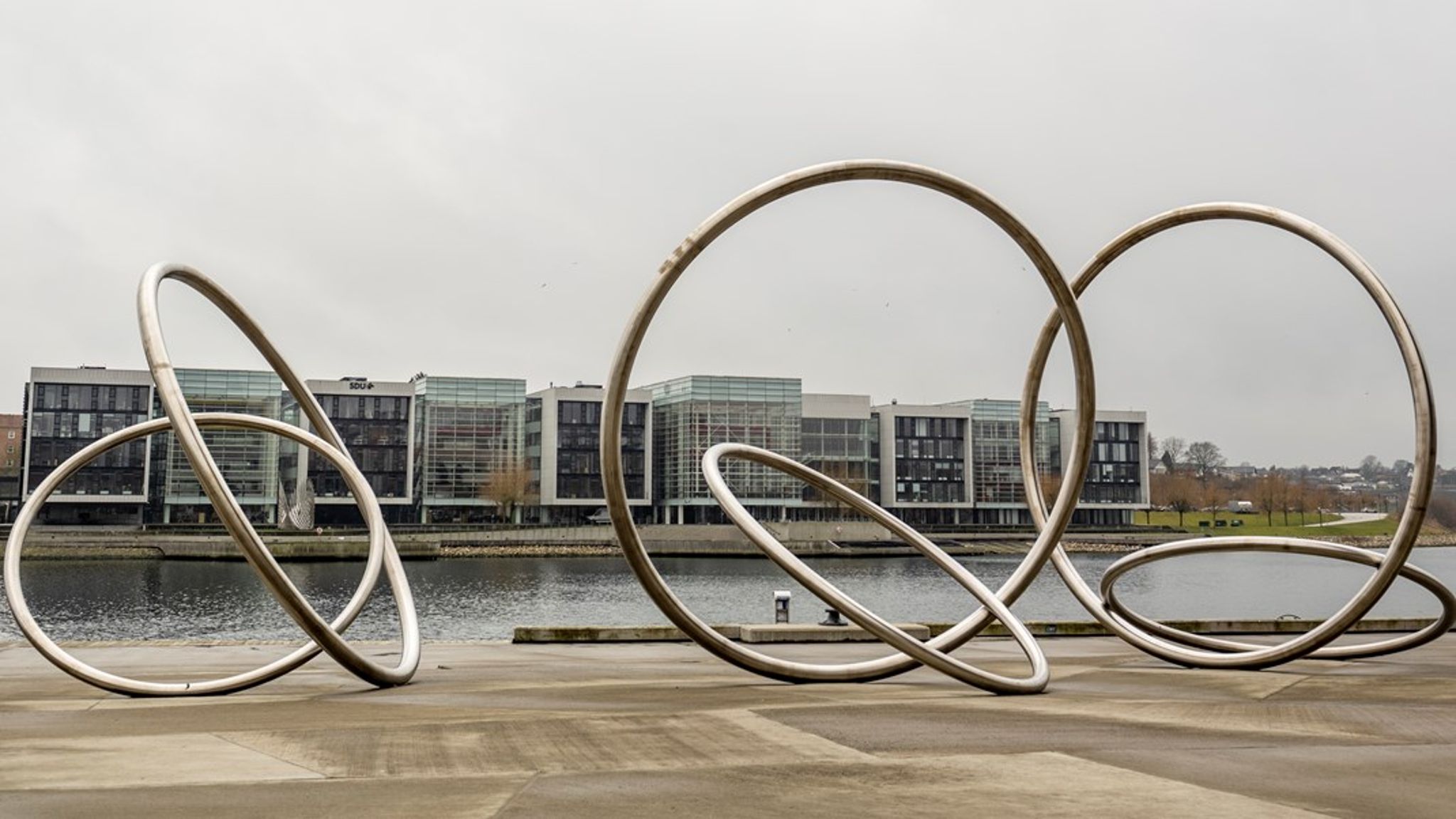 Værket Tidscirklerne af islandsk-danske Olafur Eliasson er foræret Sønderborg af fonden bag Danfoss. Den har også bevilget store midler til kultur-, uddannelses- og forskningscentret Alsion på den anden side af Alssund og den eksplosive udvikling af SDU. 