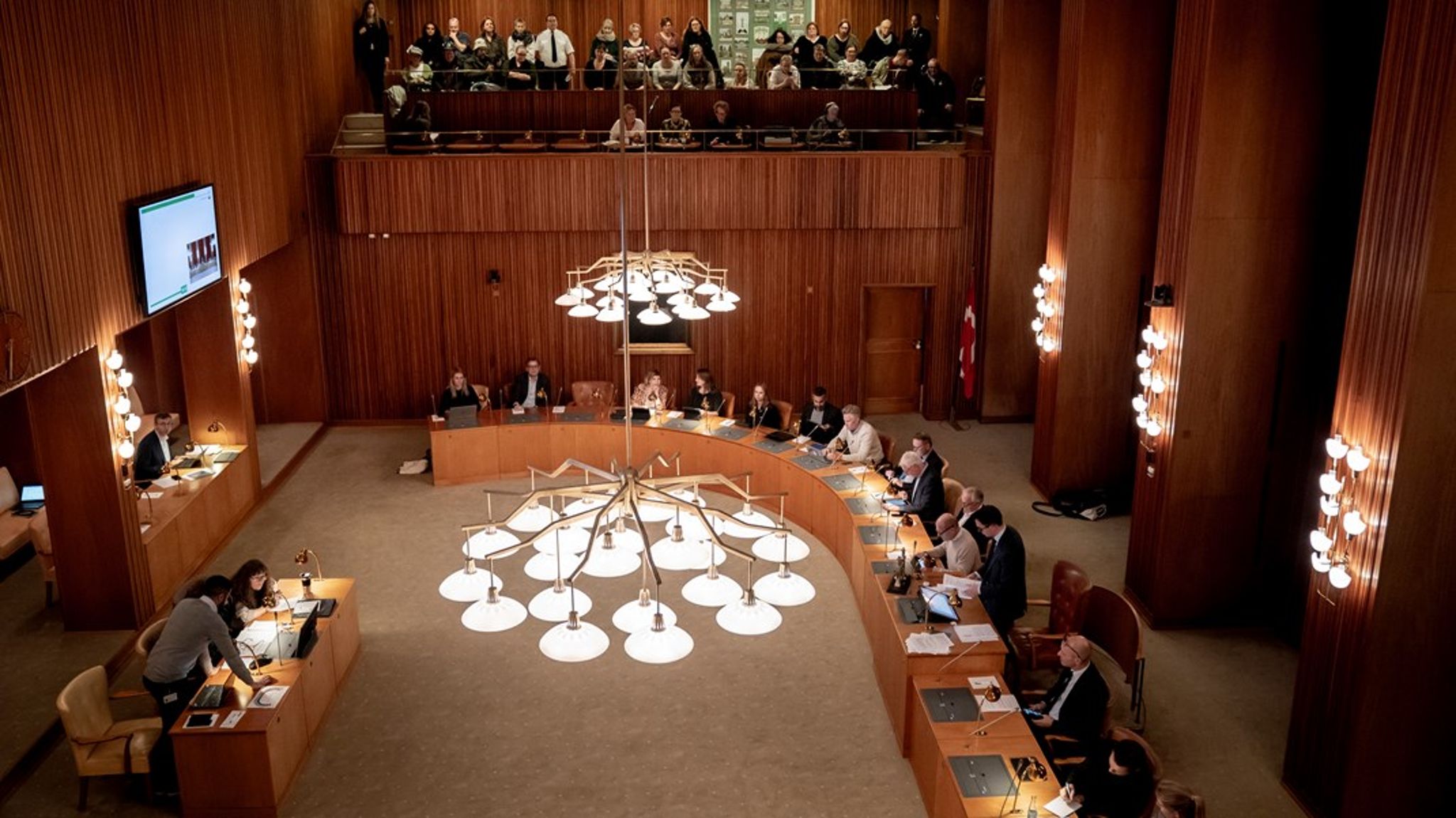 Det er en skam, at der ikke er tradition for at evaluere det politiske bestyrelsesarbejde i kommunerne. Det vil kunne gavne både kommune, borgere og politikerne selv, skriver Kalle Syberg Kjær. Fotoet er fra Frederiksberg Byrådssal.