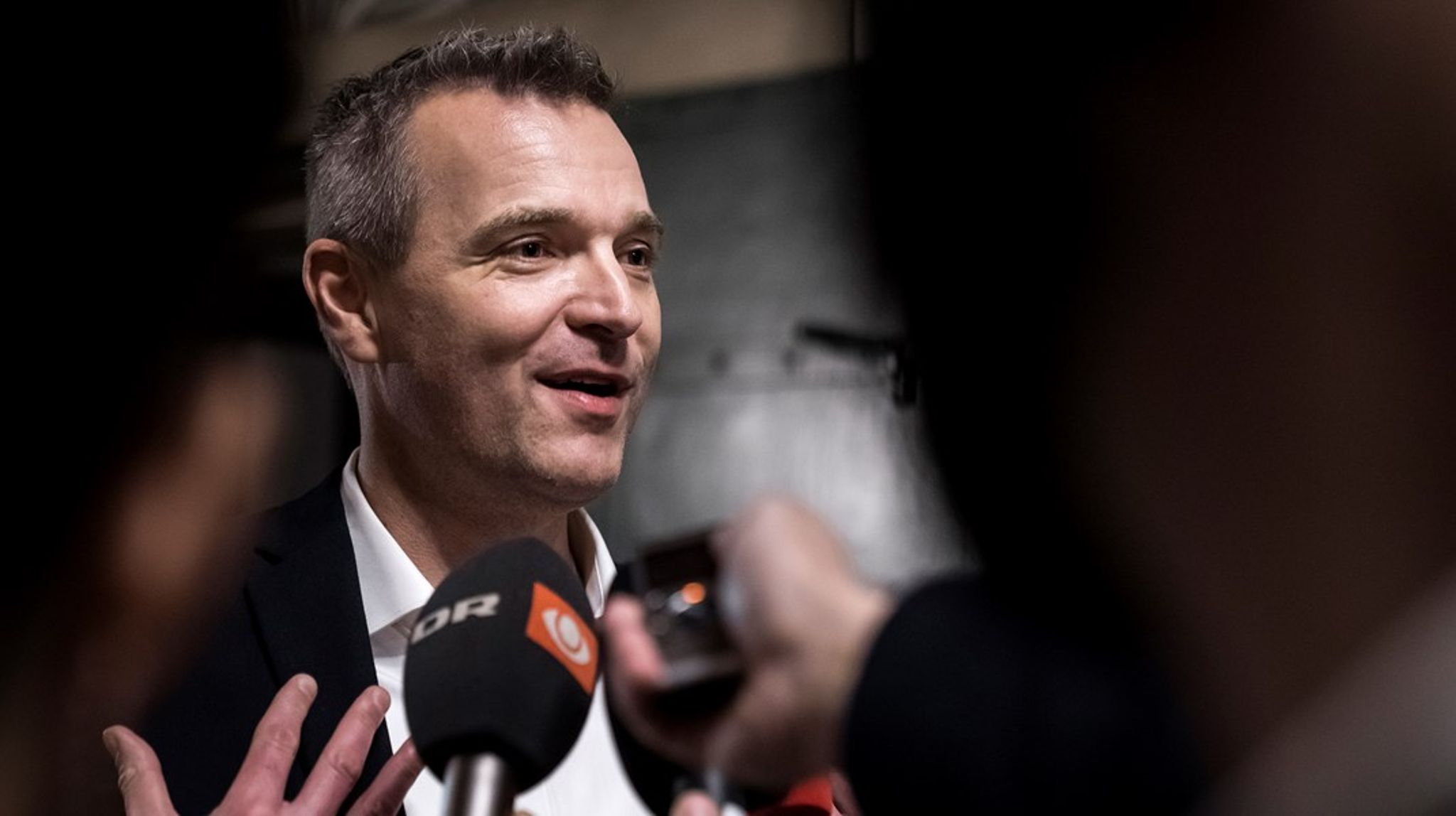Der mangler finansiering til at erstatte over 600 p-pladser, der skal nedlægges for at bygge affaldssorteringspunkter. "Vi finder pengene," lover Jakob Næsager (K). 