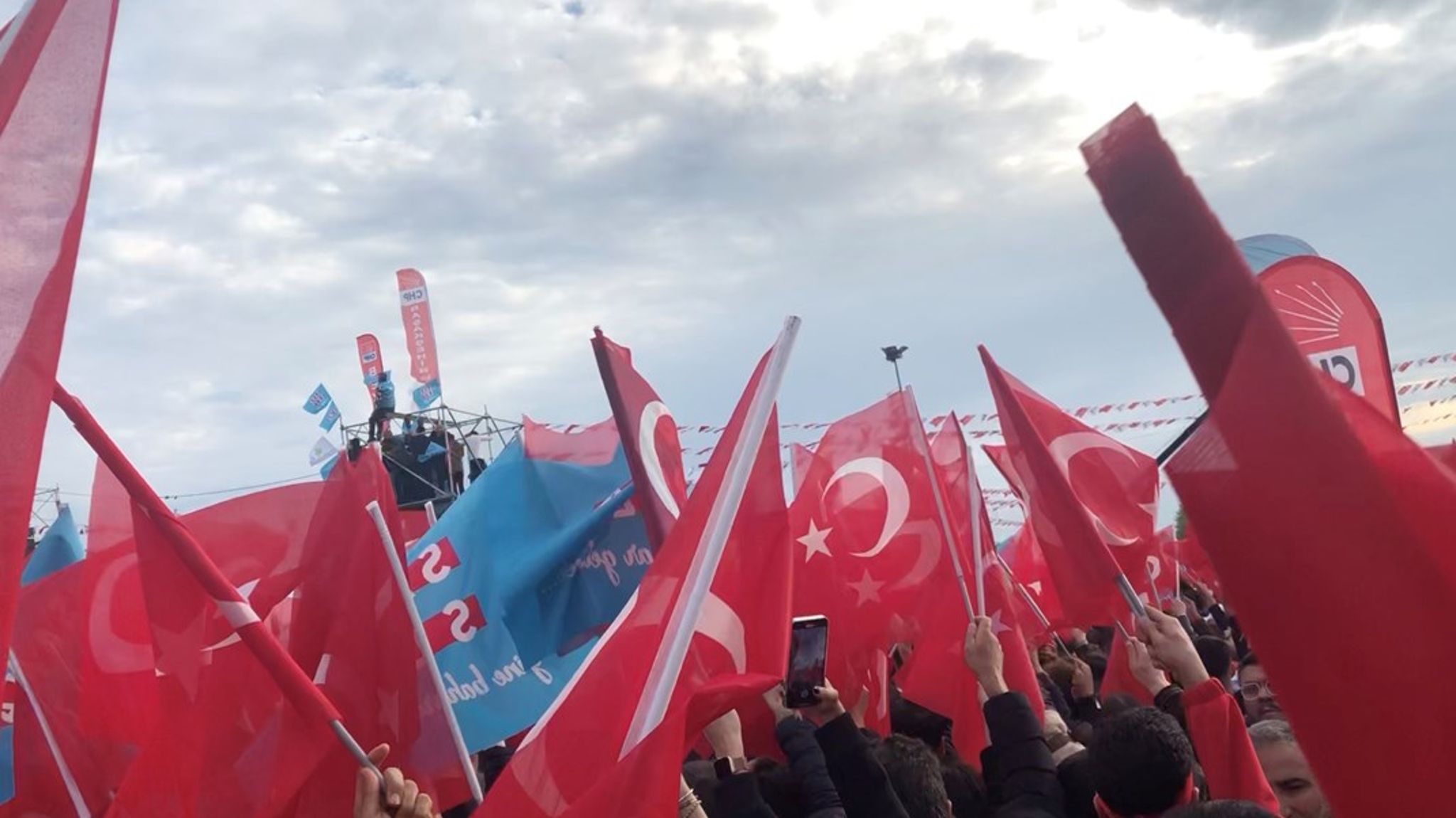 Udsynet var begrænset, da Altingets udsendte, Freja Søgaard, var mødt op for at høre og se oppositionslederen, Kemal&nbsp;Kilicdarogu, tale i Istanbul tirsdag d. 9. maj.