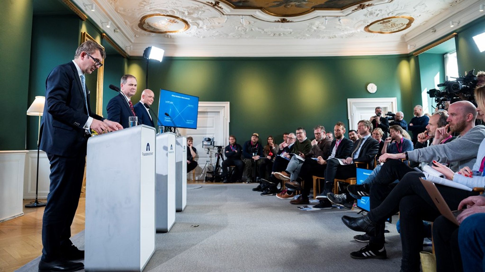 Pressemødet med finansminister Nicolai Wammen (S),
fungerende forsvarsminister Troels Lund Poulsen (V) og kulturminister Jakob
Engel-Schmidt (M) hvor SVM-regeringen præsenterer deres finanslovsforslag for
2023.<br>