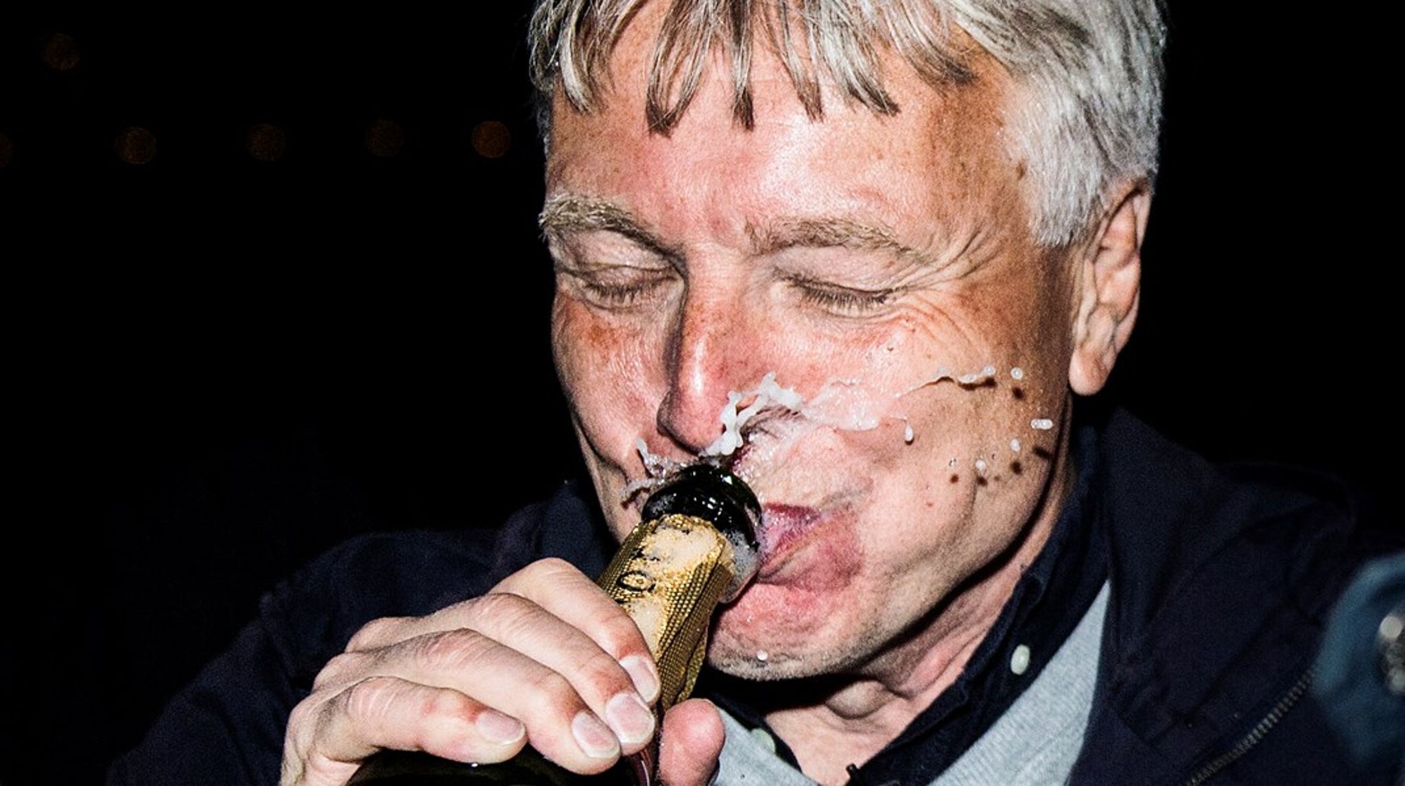 Uffe Elbæk fejrer med champagne på valgnatten, da Alternativet kommer i Folketinget i 2015.