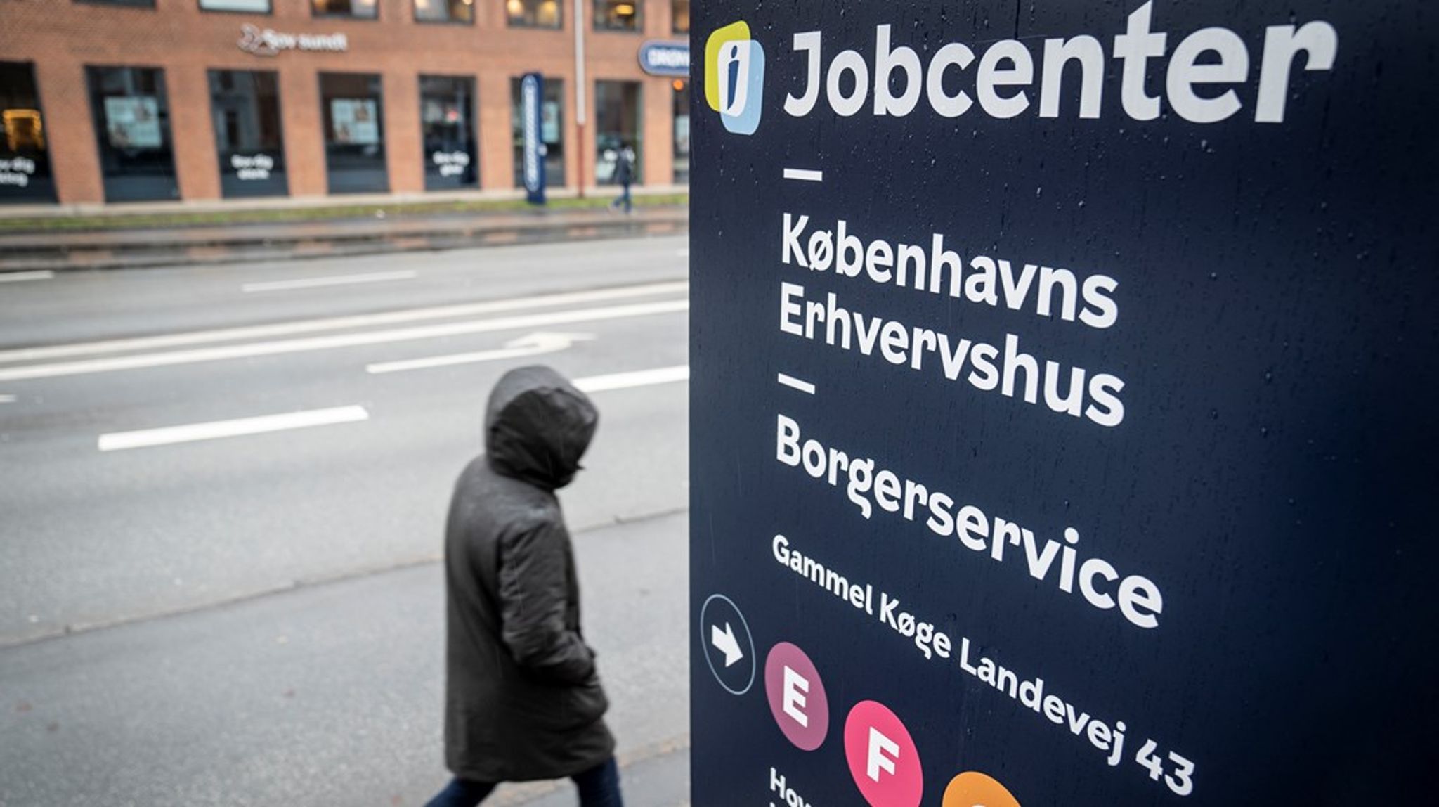 Skiftende regeringer har i
mange år forsøgt at lappe på kontanthjælpssystemet, men socialt udsatte har
ikke brug for flere utilstrækkelige lappeløsninger, skriver Signe Færch og&nbsp;Kira West.