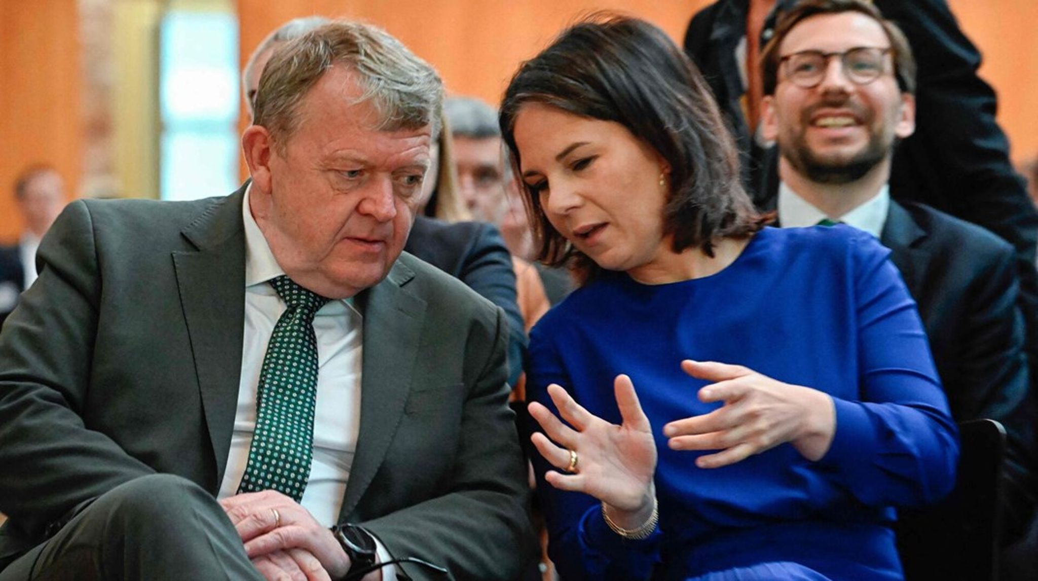 Det er den tyske udenrigsminister, Annalena Baerbock, der har indbudt de øvrige EU-lande til en såkaldt vennegruppe for lande, der støtter flere flertalsafgørelser særligt på udenrigspolitikken. Danmark er dog kun observatør, men udenrigsminister Lars Løkke Rasmussen kan godt se fidusen.