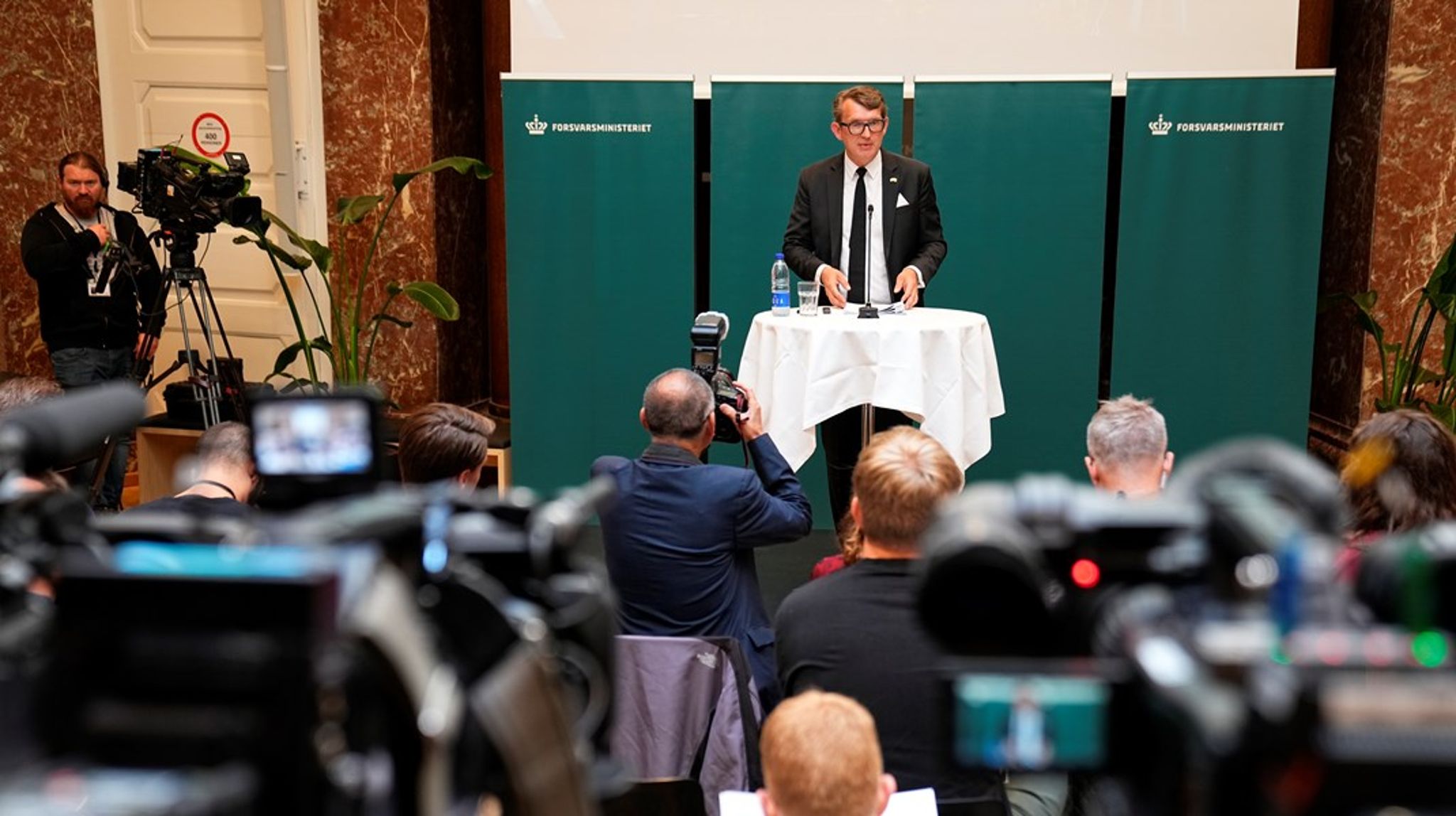 Regeringen slår igen alarm om Danmarks forværrede trusselsbillede i det nye forsvarsudspil. På den måde følger forligsudspillet den realistiske tone, der blev slået an i Udenrigsministeriet seneste udenrigspolitiske strategi.