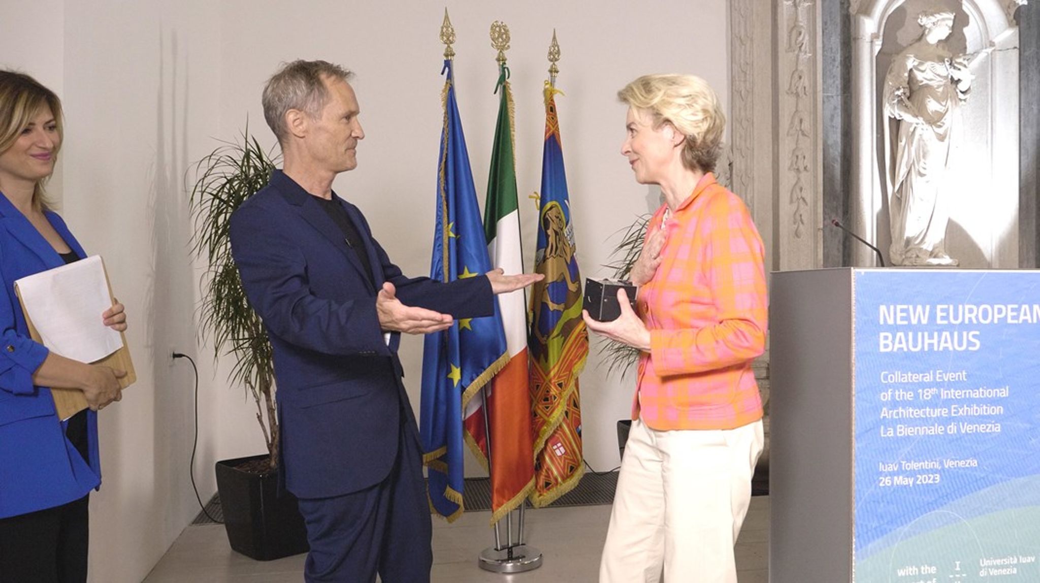 Ursula von der Leyen overrækkes Akademisk Arkitektforenings æresmedalje.&nbsp;