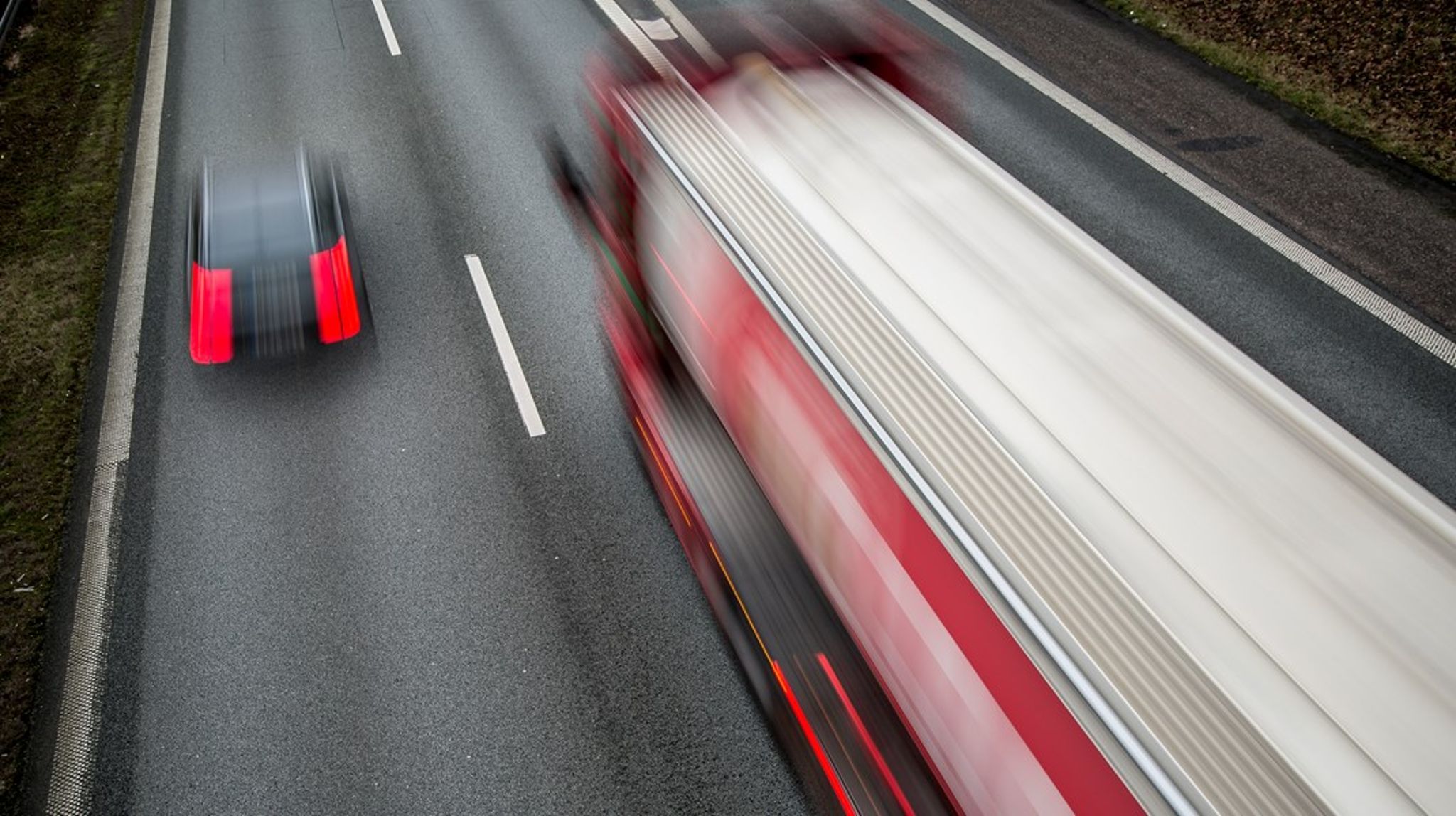 Vi kommer ikke uden om også at skulle gøre noget ved transportsektoren.
Det er vigtigt, at der er fokus herpå i de kommende forhandlinger om et
CO2-fortrængningskrav i transportsektoren, skriver&nbsp;Frank Rosager og Esben Tranholm Nielsen.