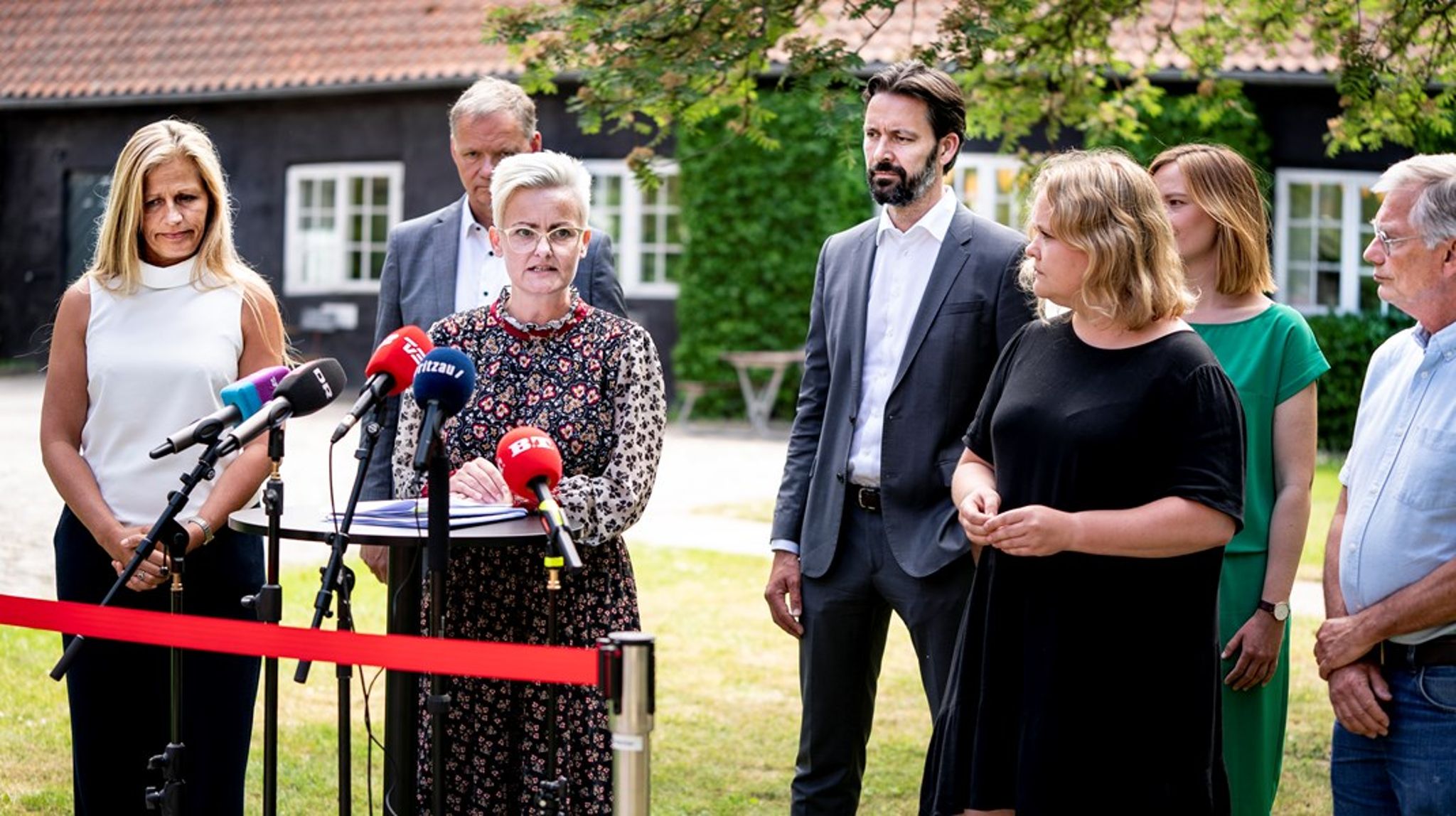 Et af formålene med elevfordelingsaftalen var at&nbsp;slå ring om lukningstruede gymnasier i tyndtbefolkede områder. Aftalen virker ikke, viser årets optagelsestal. På billedet ses aftalepartierne ved præsentation af aftalen i 2021.