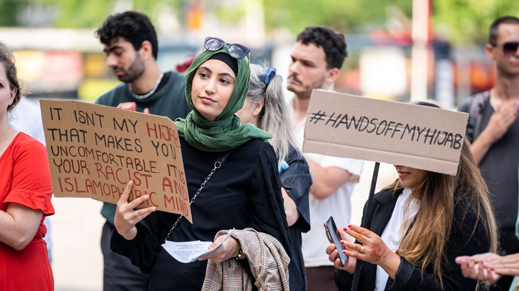Mange hijabbærende kvinder har organiseret sig i Dansk Muslimsk Kvindesamfund, hvis eksistensberettigelse blev tydelig for enhver, da en kommission sidste år foreslog at forbyde hijab i folkeskolen, skriver Zainab Nasrati.