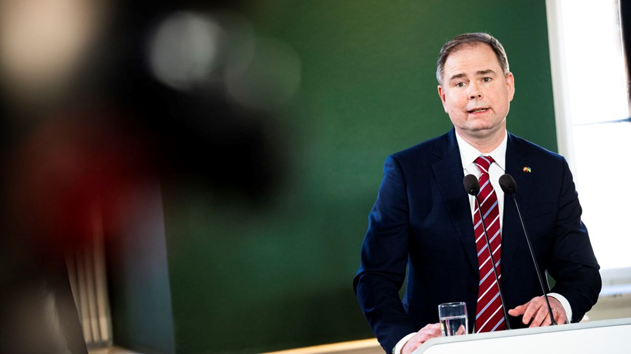 Wammens politiske&nbsp;baggrund giver mindre handlefrihed,&nbsp;end det er tilfældet for hans modstander Peter Hummelgaard, skriver&nbsp;Benny Damsgaard.