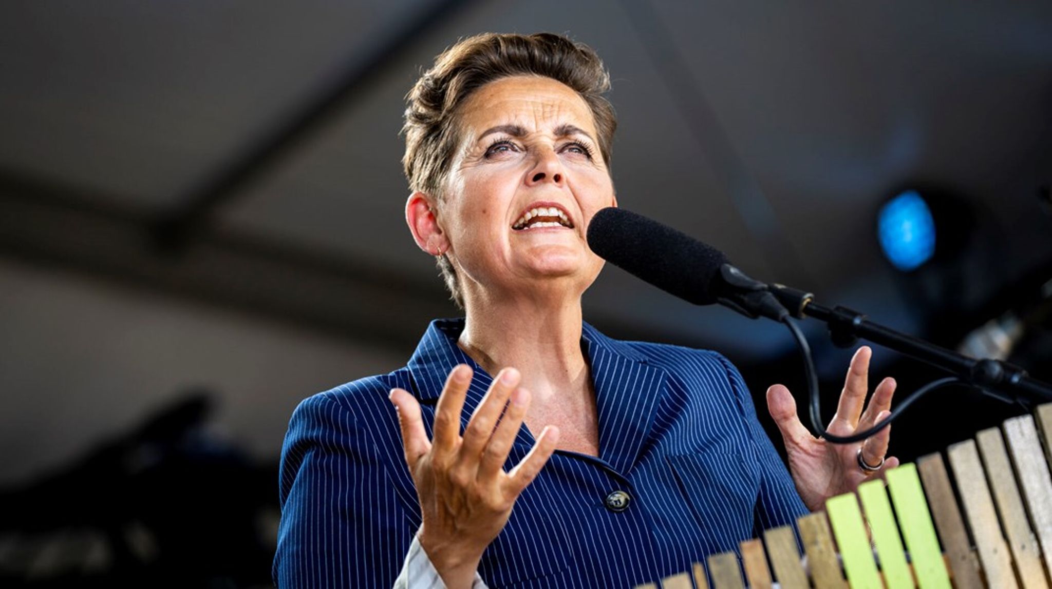 "SF vil gerne arbejde med Socialdemokratiet, uanset hvem der er formand. Men vi vil ikke støtte socialdemokrater, der ligger deres lodder i en blå vægtskål," siger Pia Olsen Dyhr fra scenen på Folkemødet i Allinge.