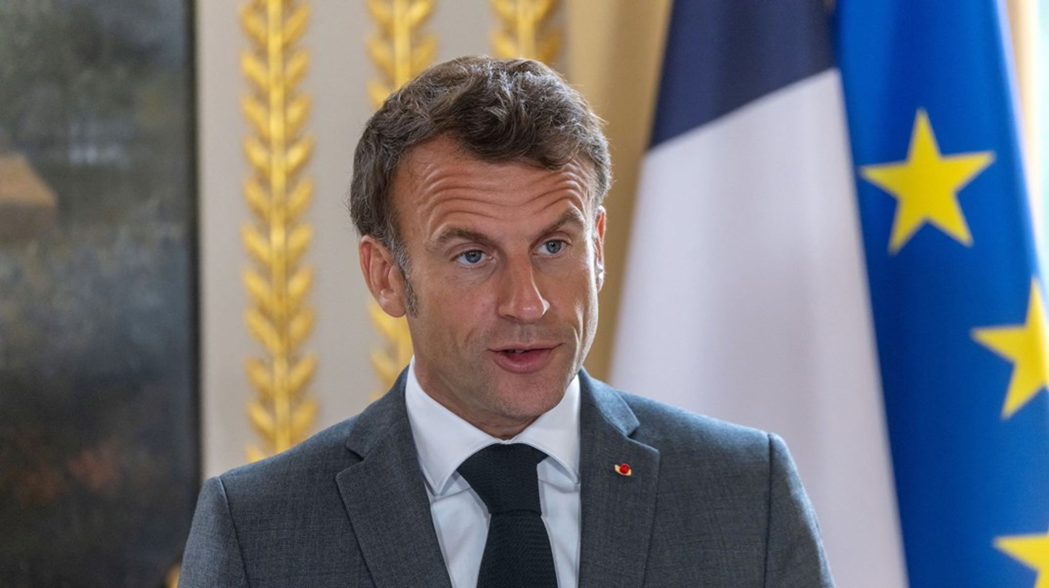 Macrons topmøde i Paris handler ikke kun om at bruge flere penge, men også om at bruge pengene bedre, skriver Kirsten Biering og Mads Jedzini.